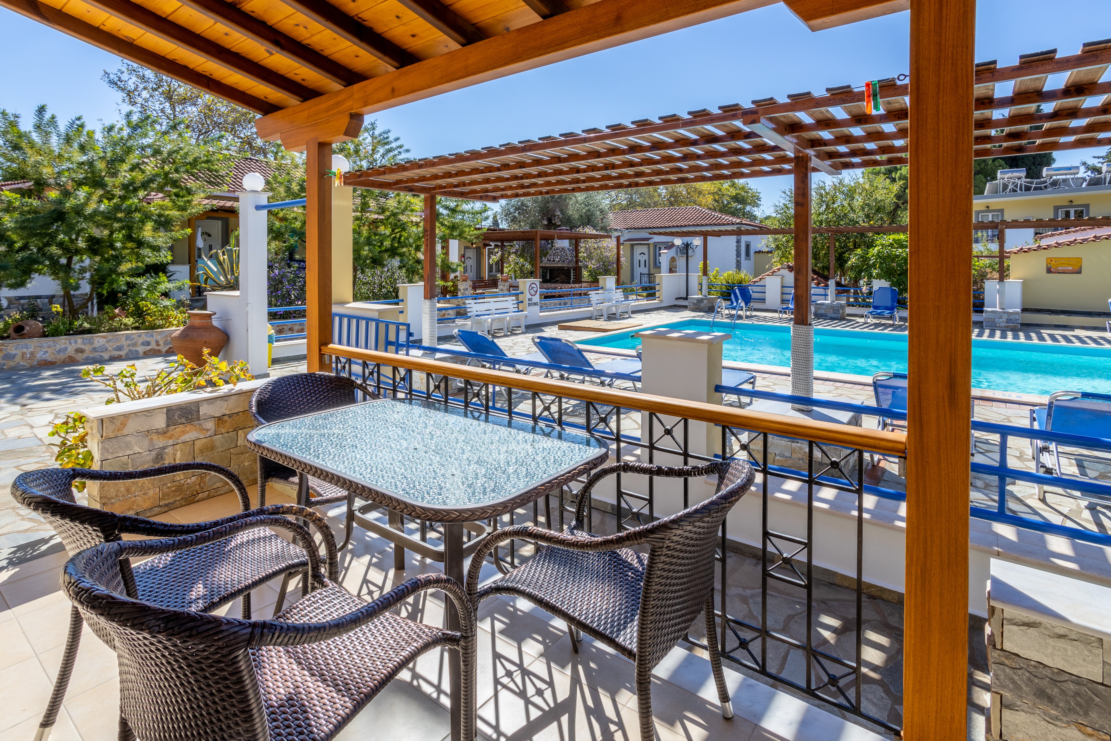 Thanos Studios & Apartments