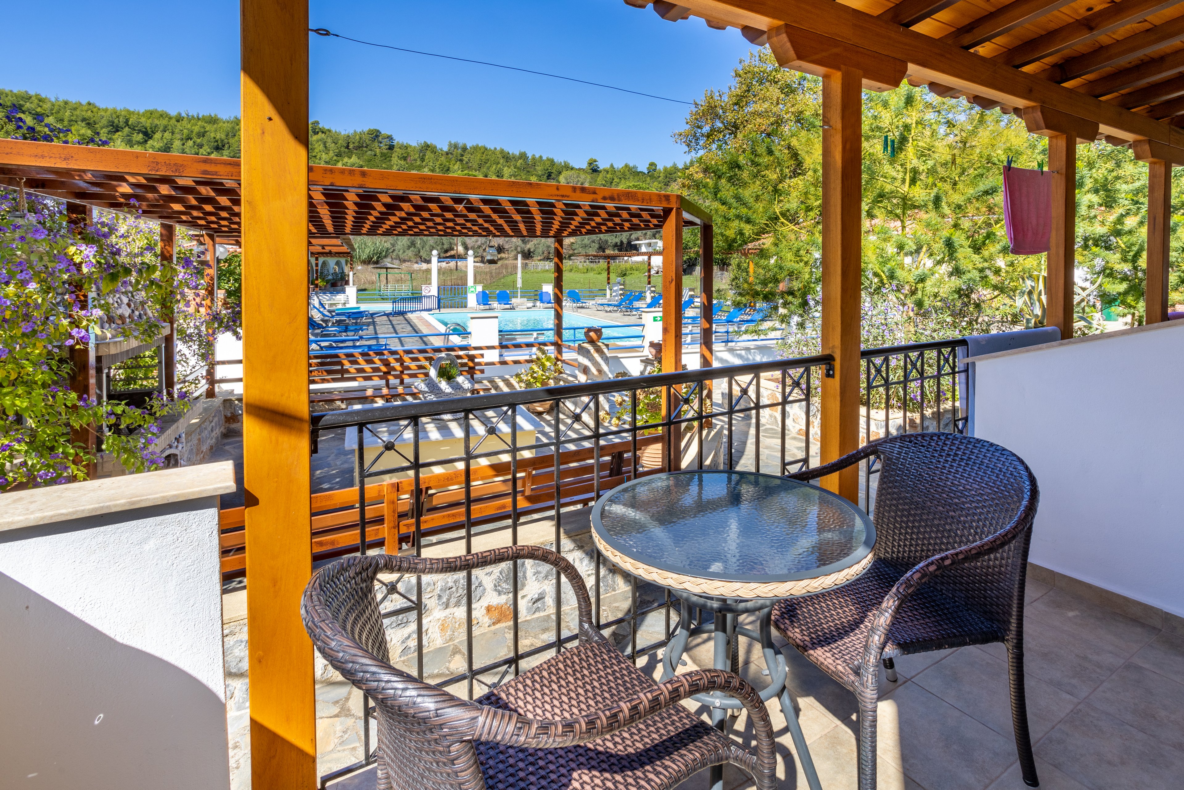 Thanos Studios & Apartments