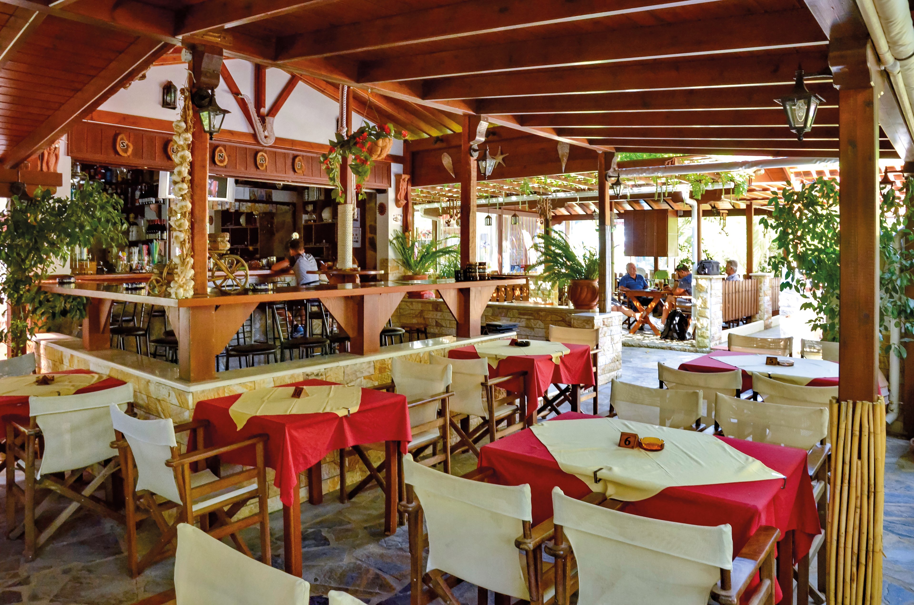 Thanos Studios & Apartments