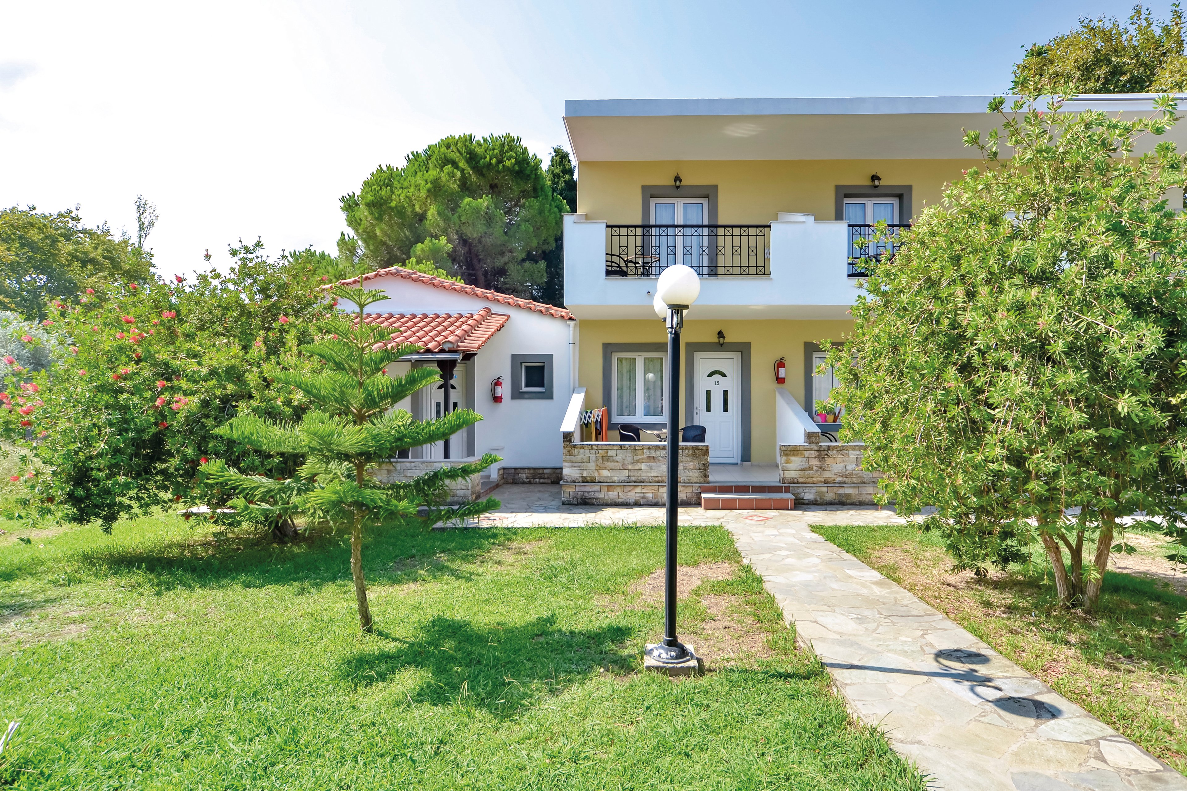 Thanos Studios & Apartments