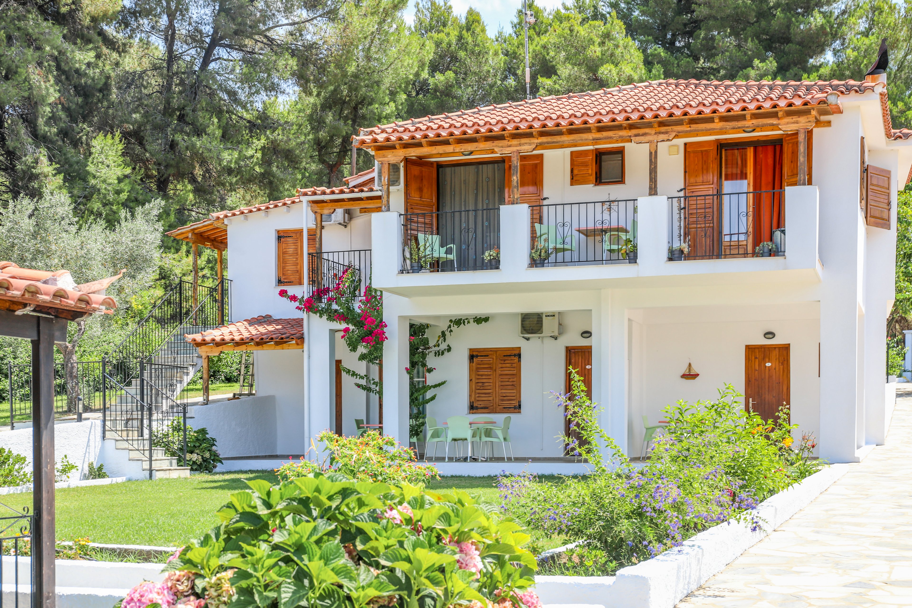 Magda Studios & Apartments