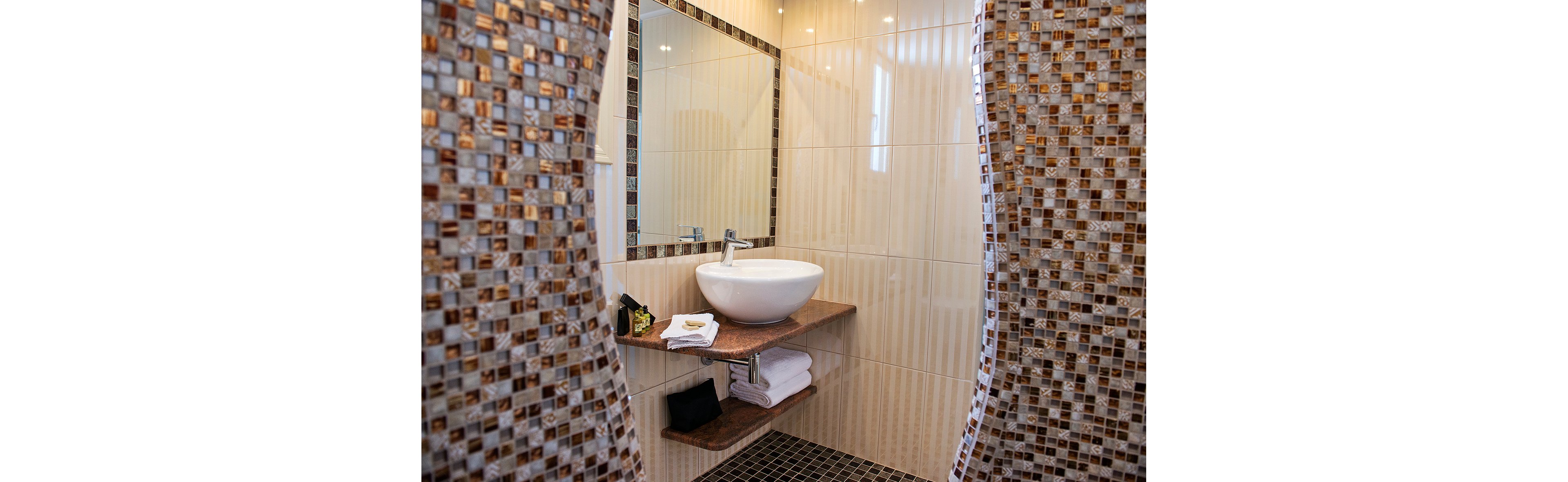 Acroterra Rosa Luxury Suites