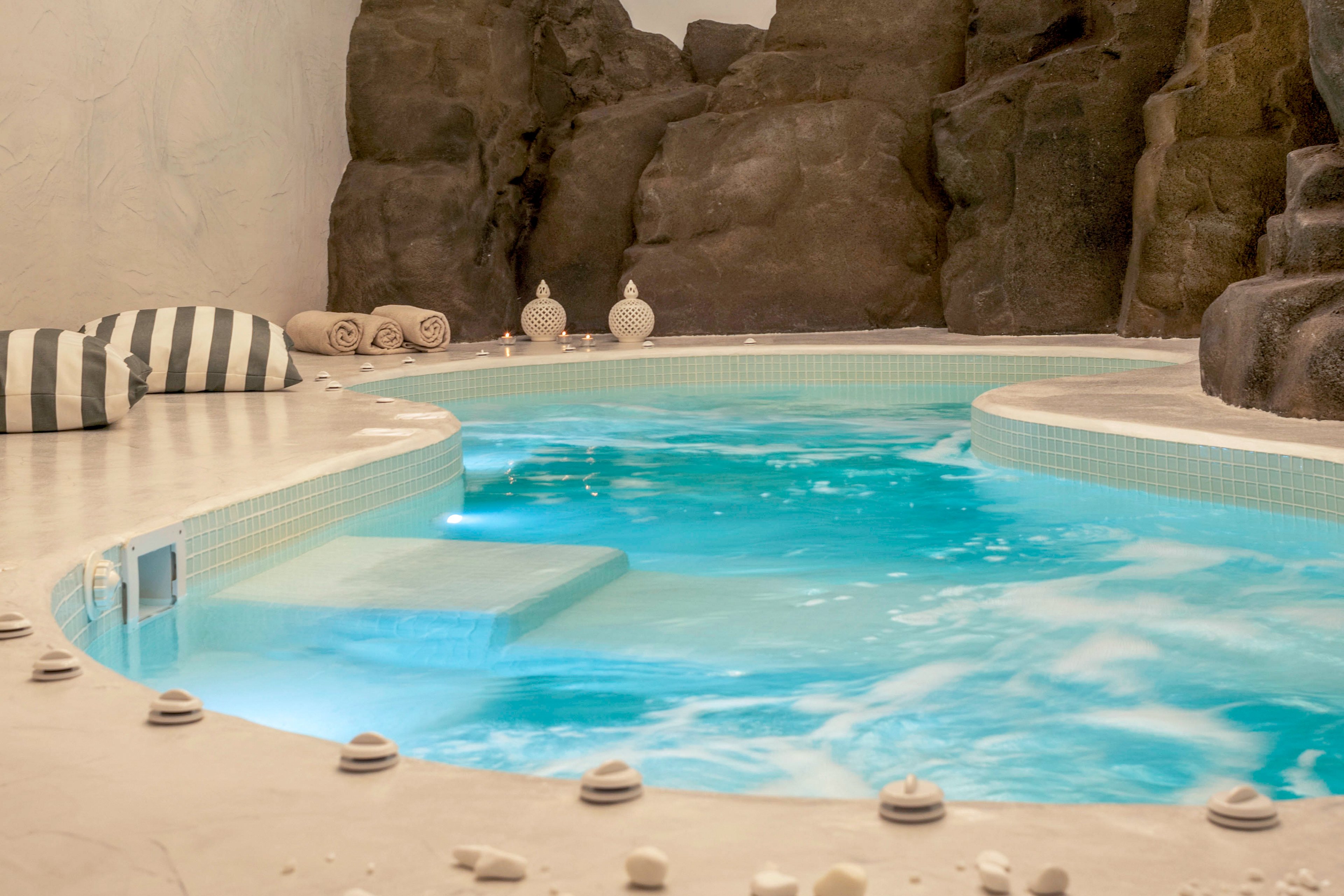 Acroterra Rosa Luxury Suites