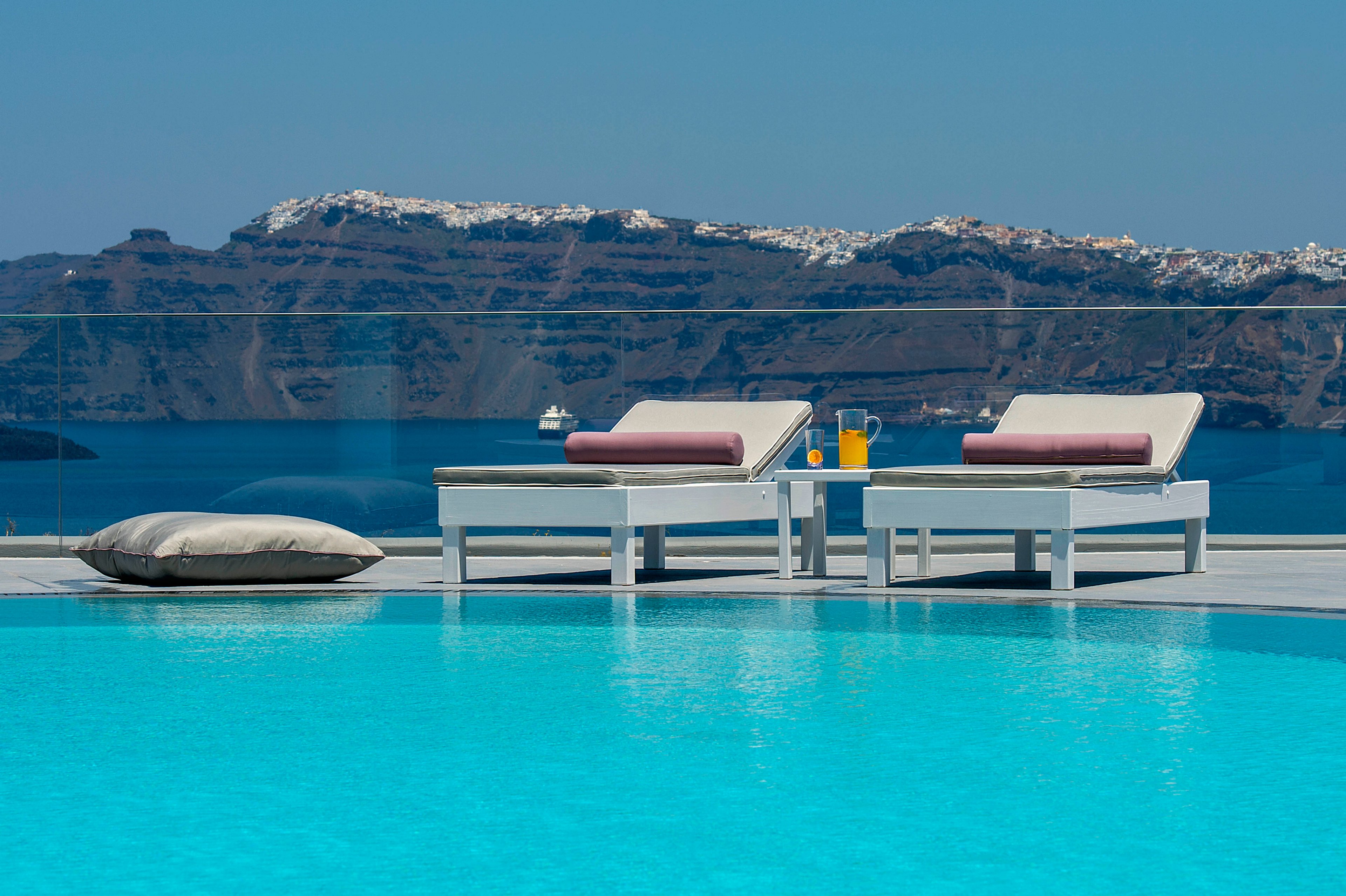 Acroterra Rosa Luxury Suites