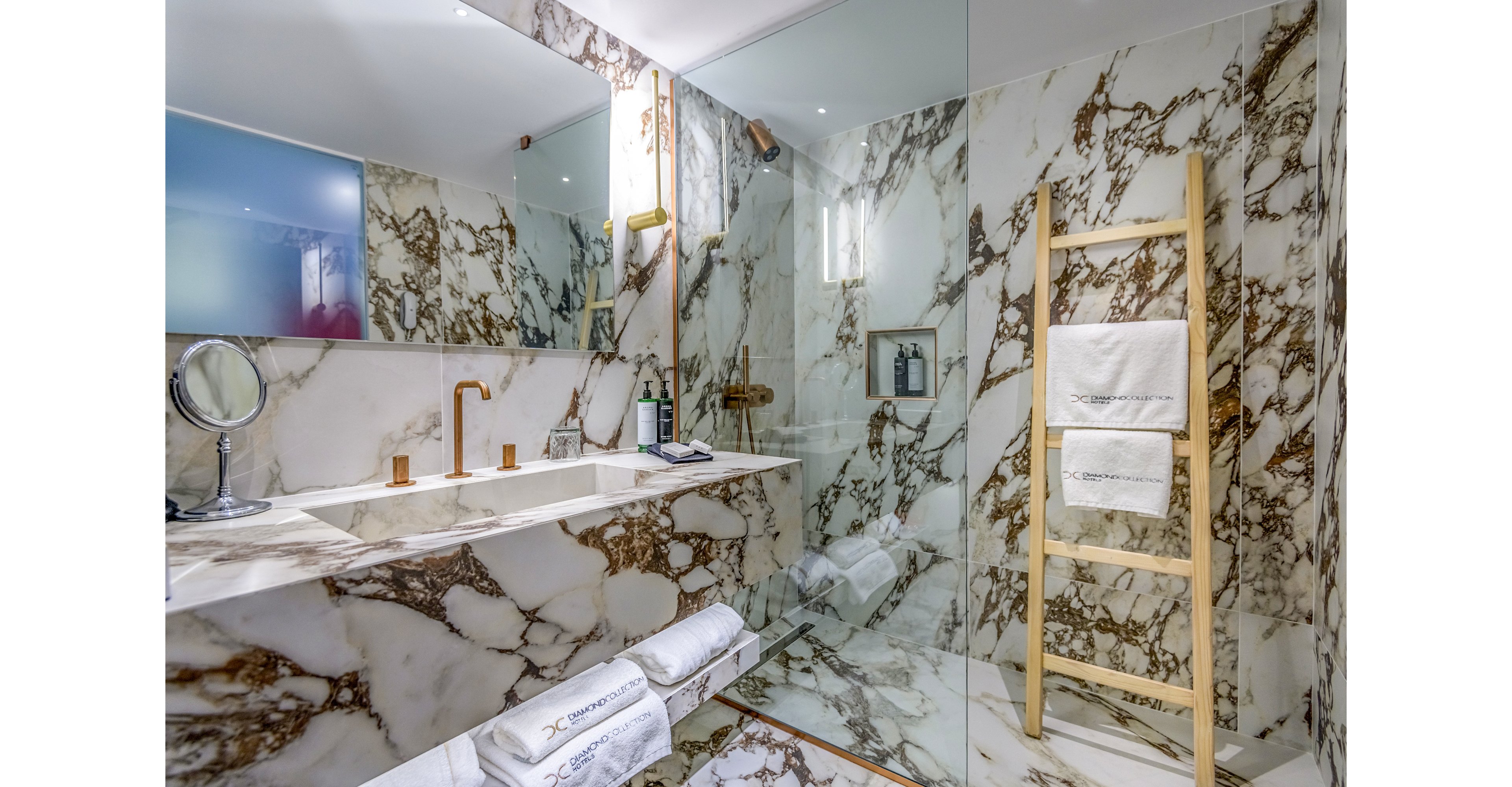 Diamond Deluxe Hotel