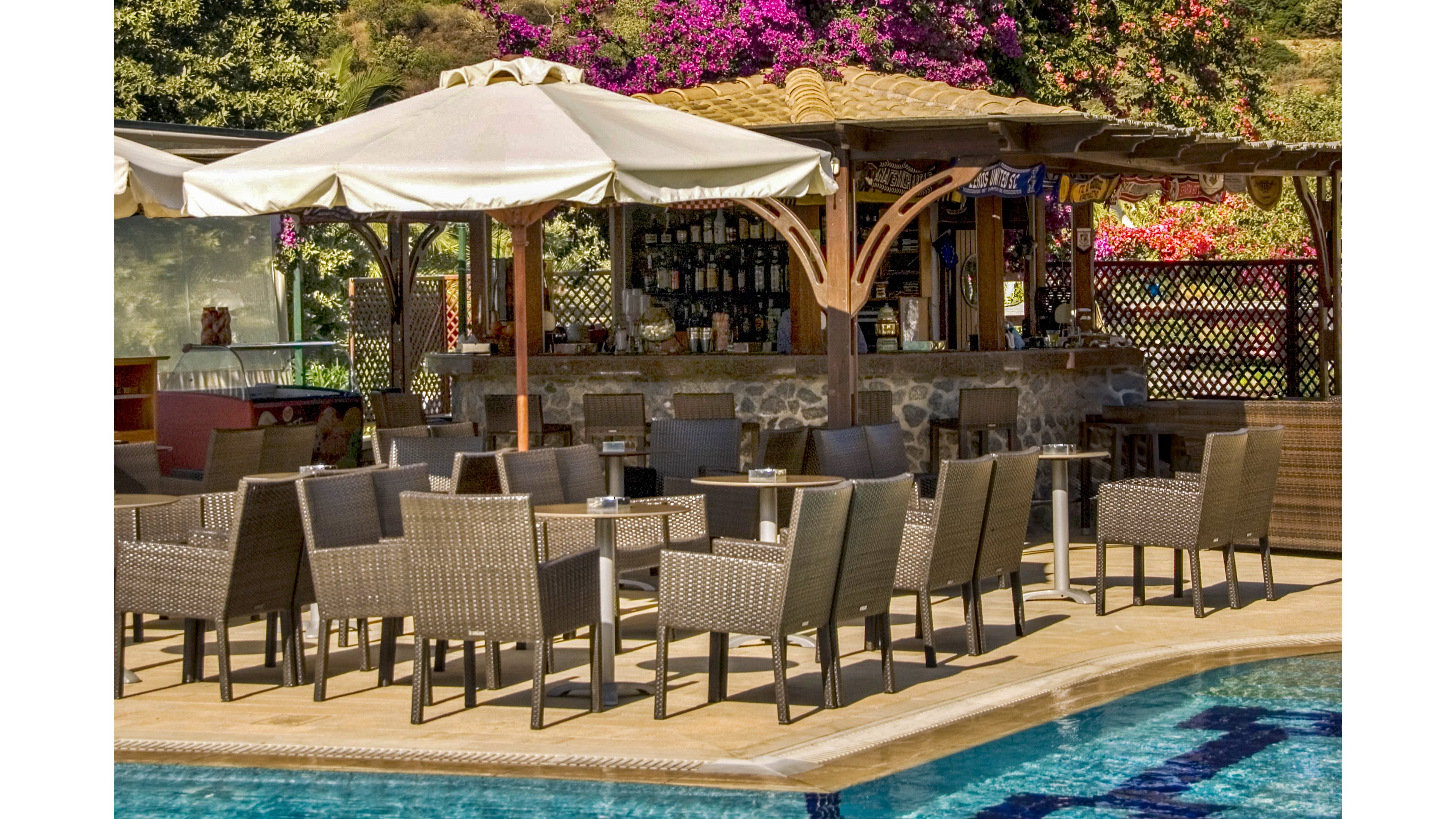 Crithoni's Paradise Hotel