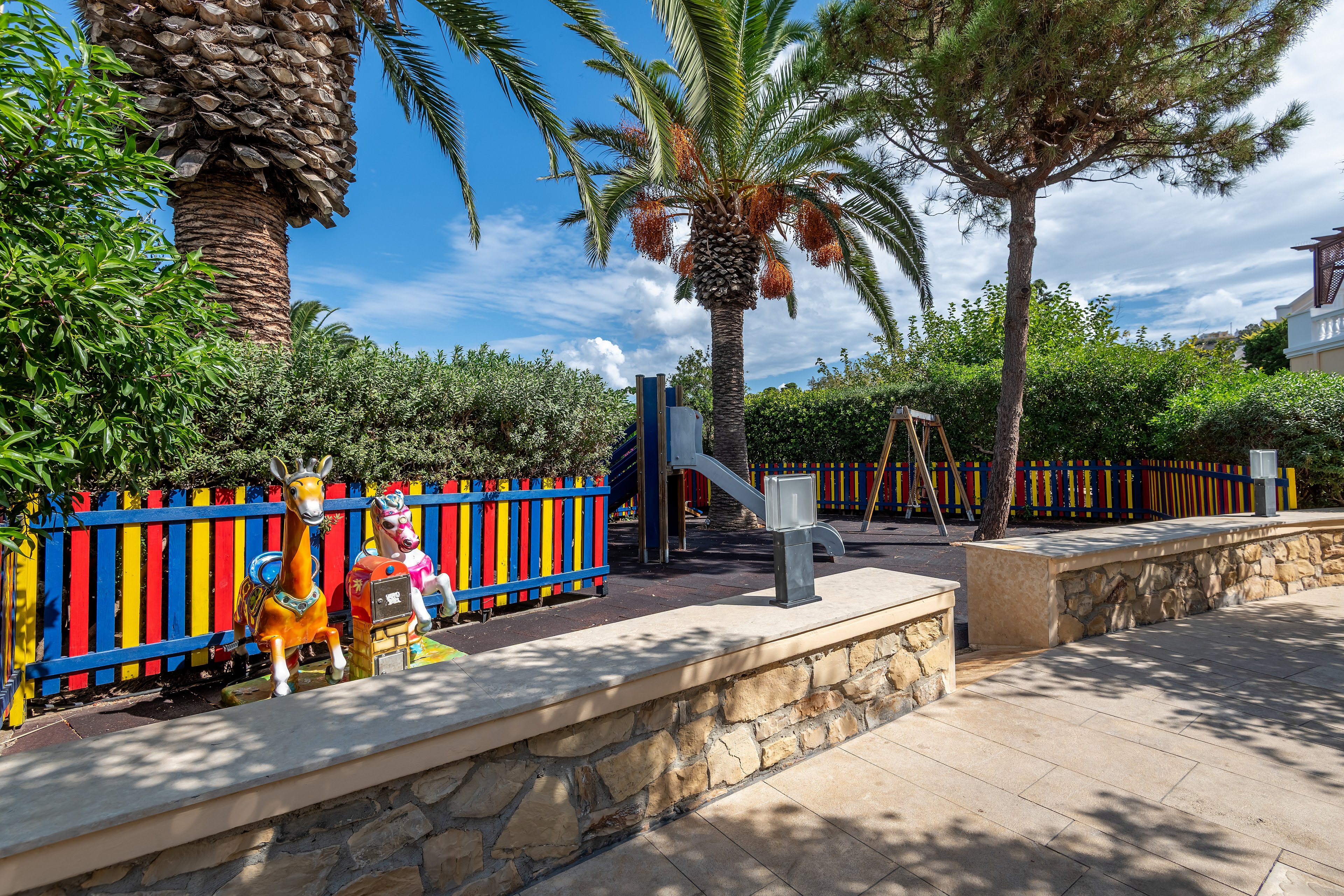 Crithoni's Paradise Hotel