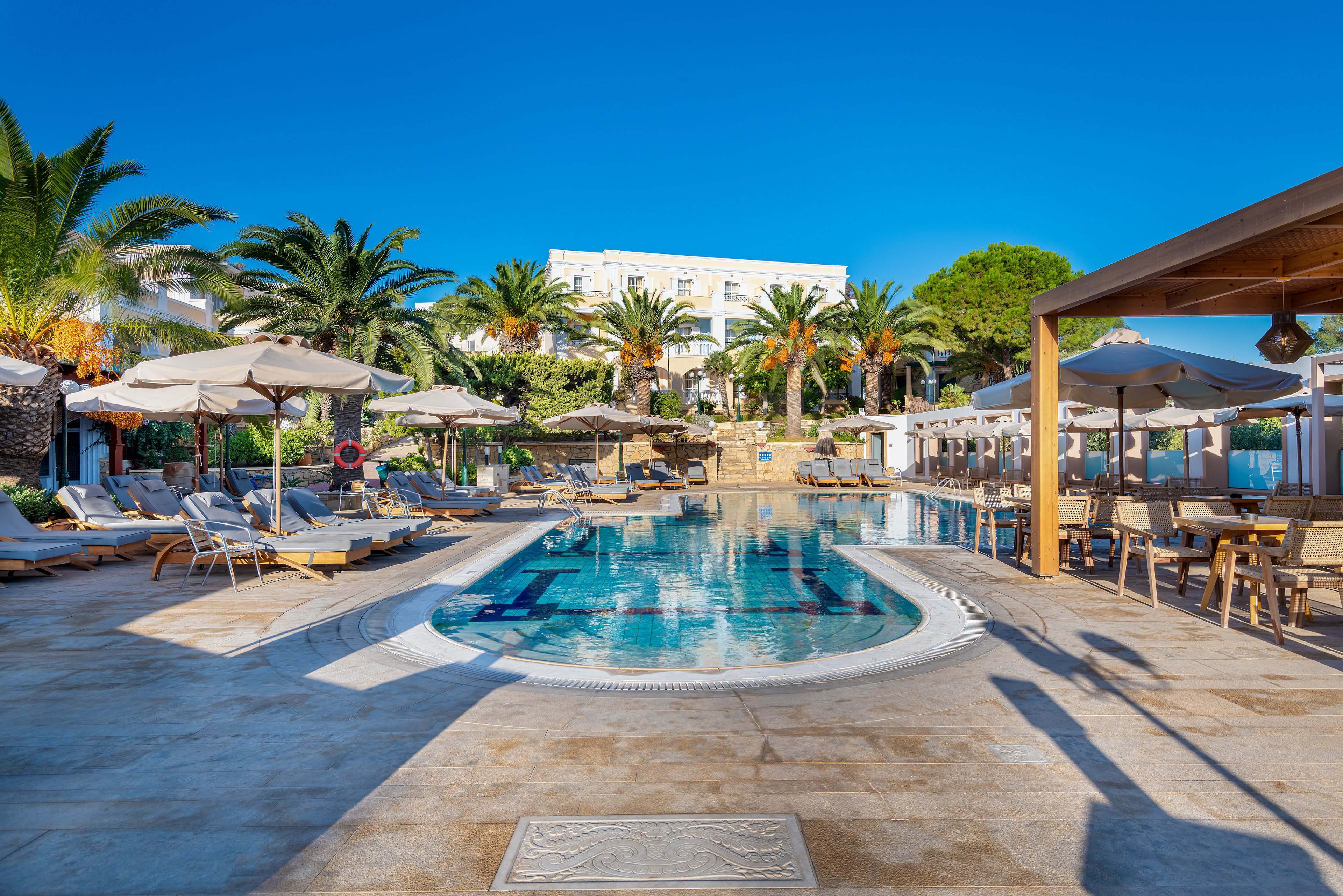 Crithoni's Paradise Hotel