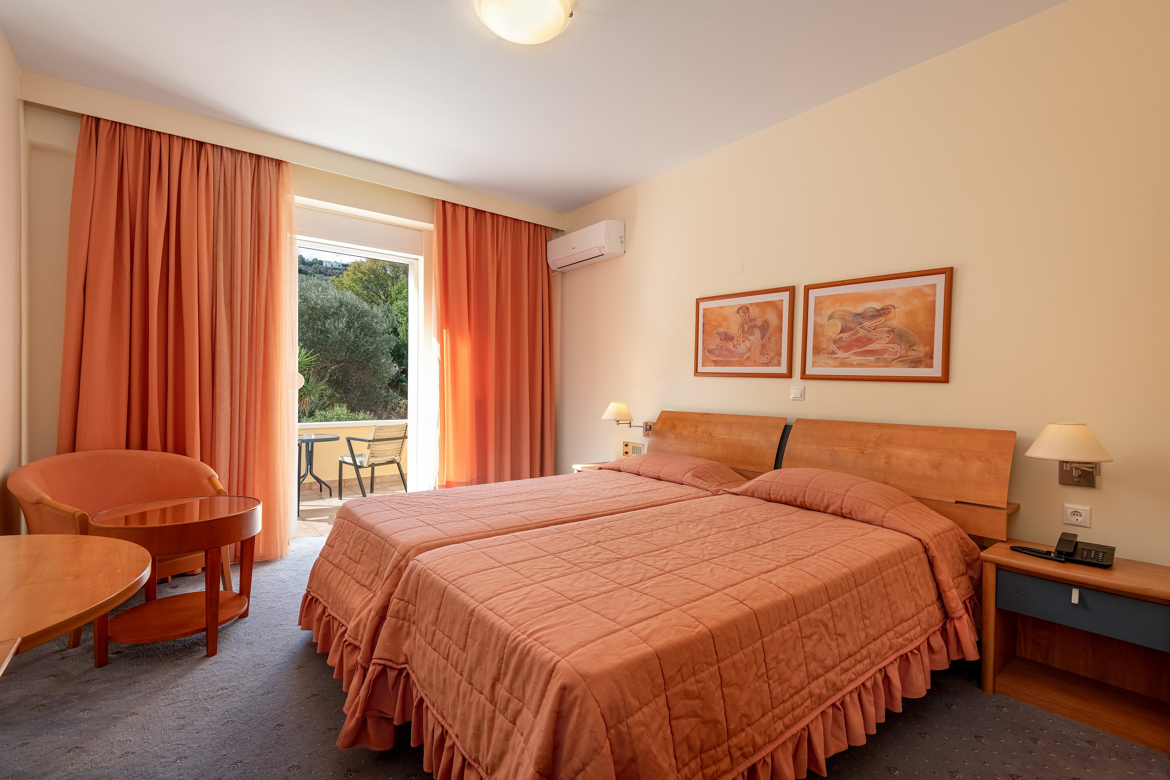 Crithoni's Paradise Hotel