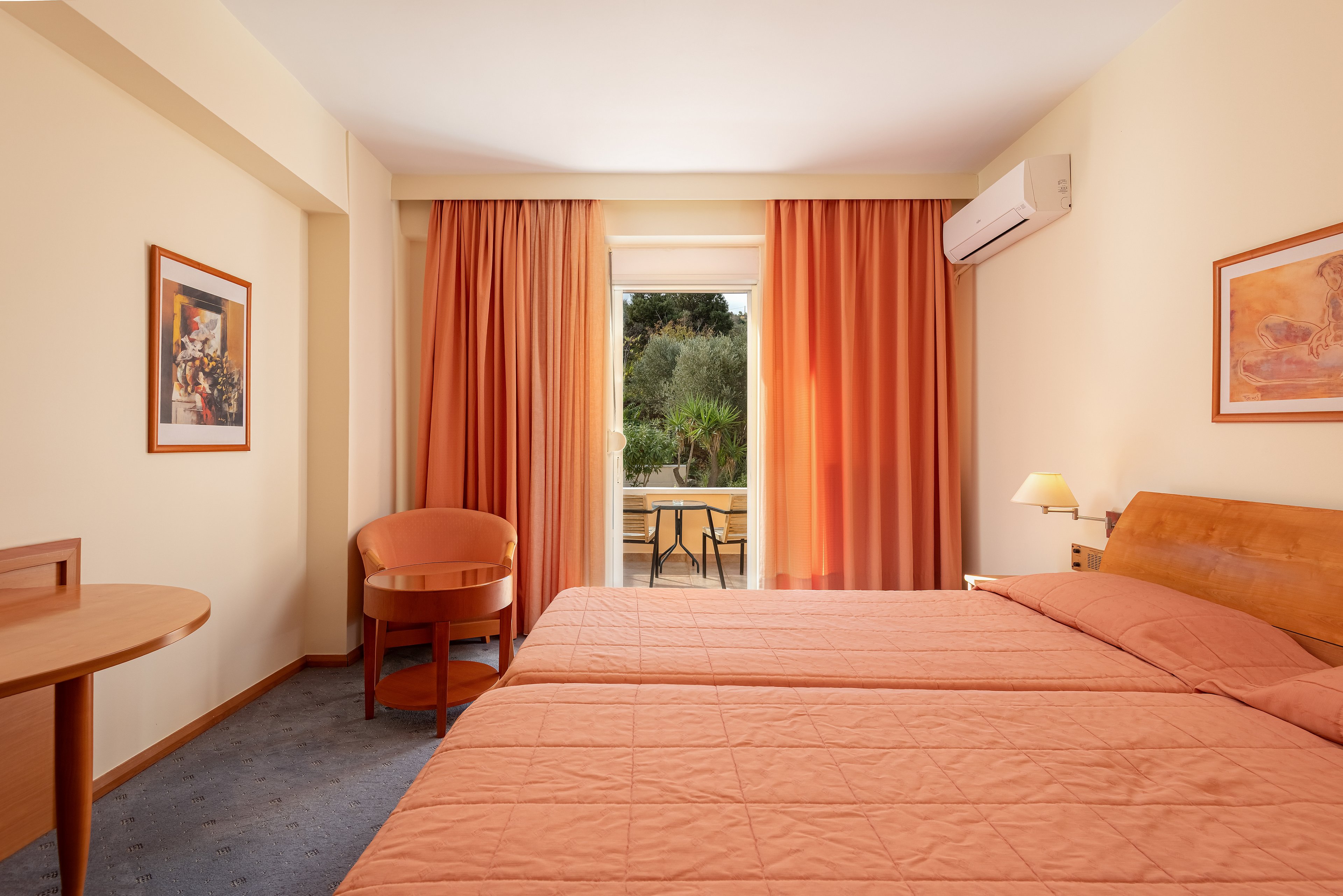 Crithoni's Paradise Hotel