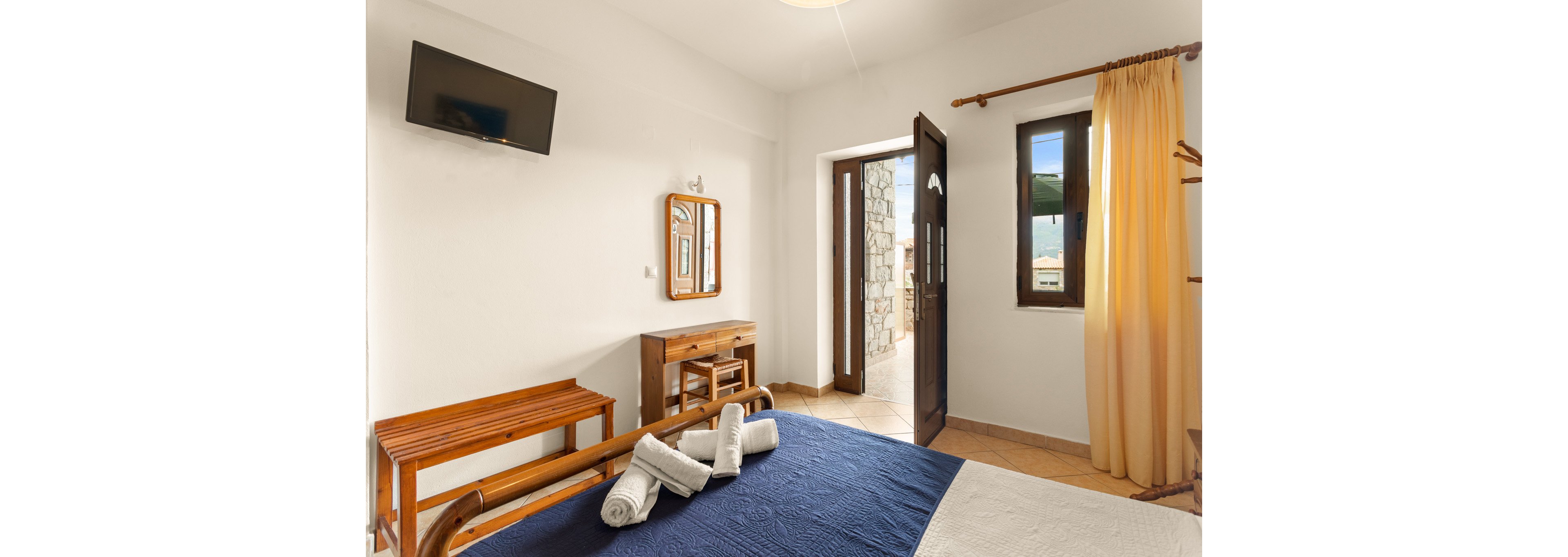 Manivrahos Studios & Apartments