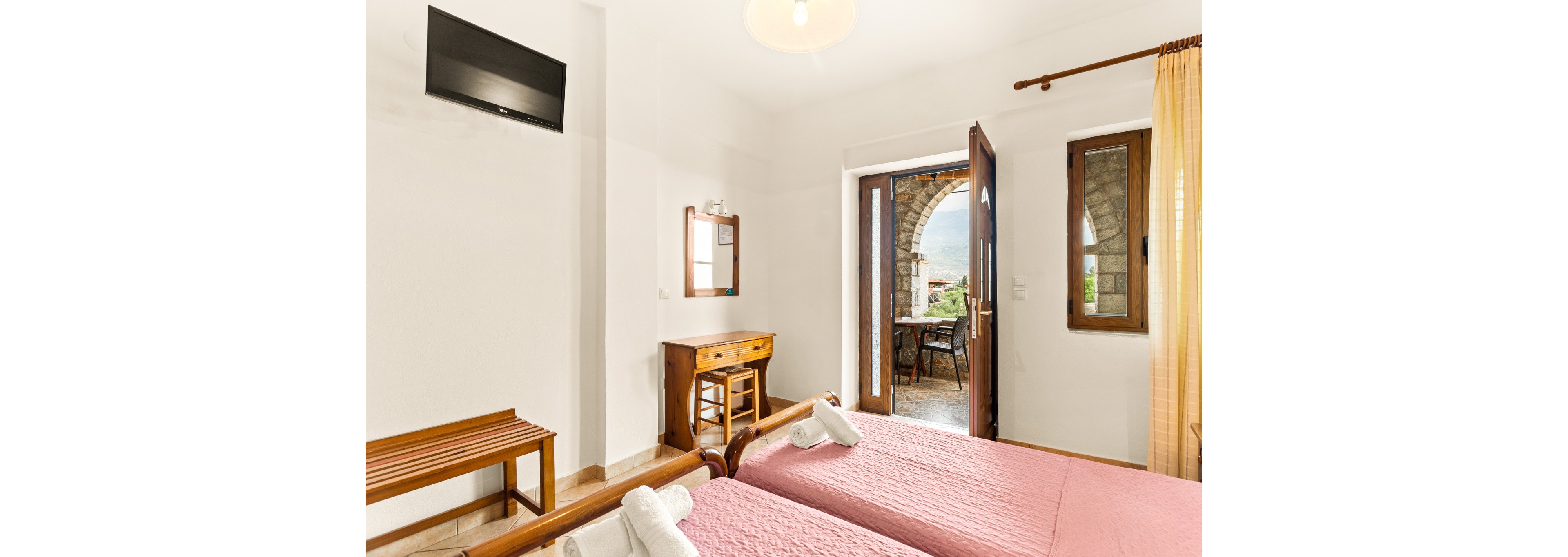 Manivrahos Studios & Apartments