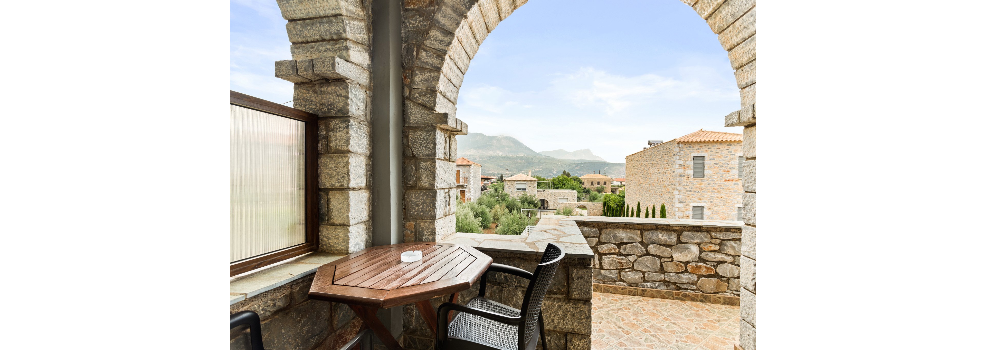 Manivrahos Studios & Apartments