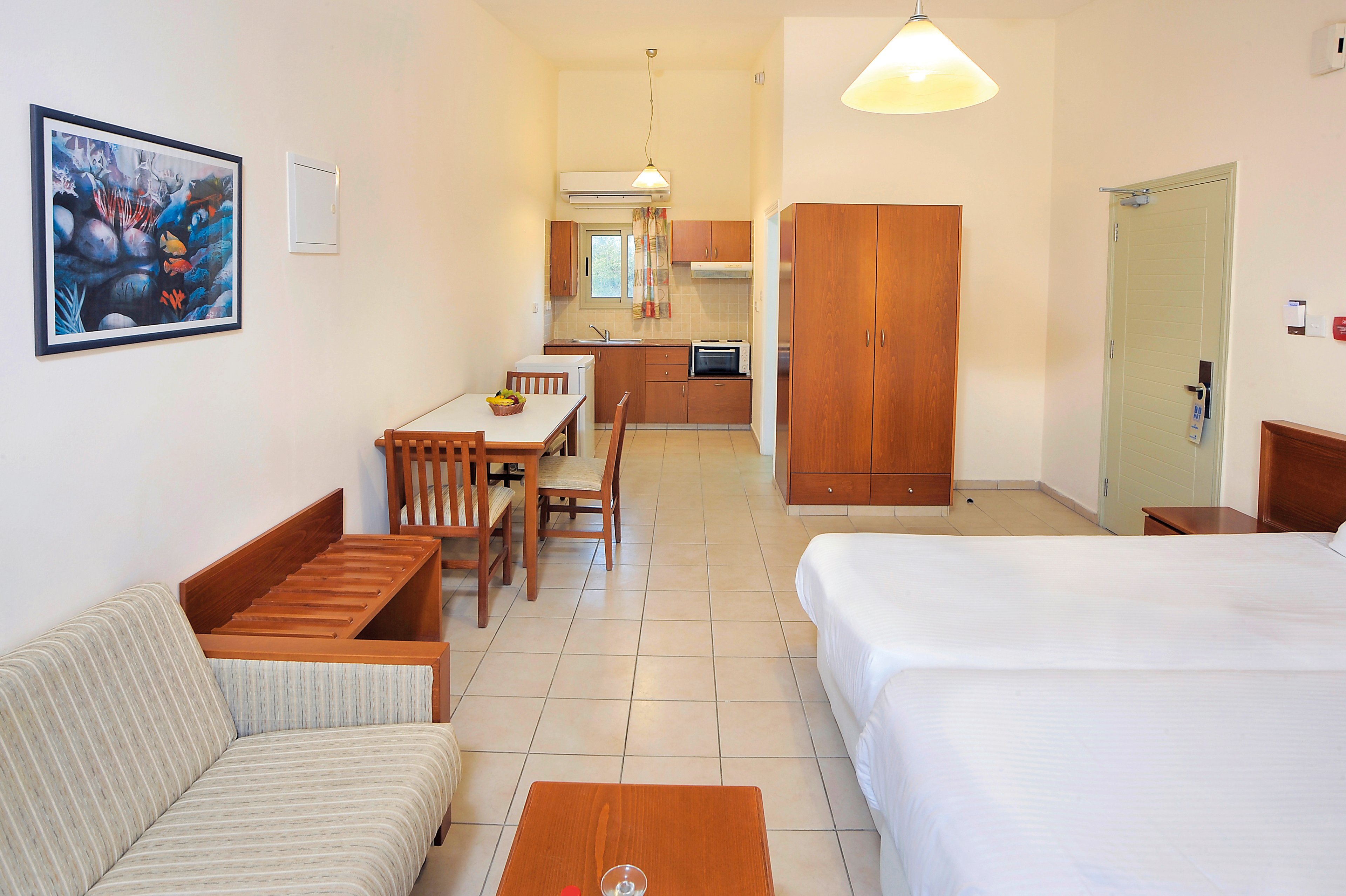 Nissiana Hotel & Bungalows