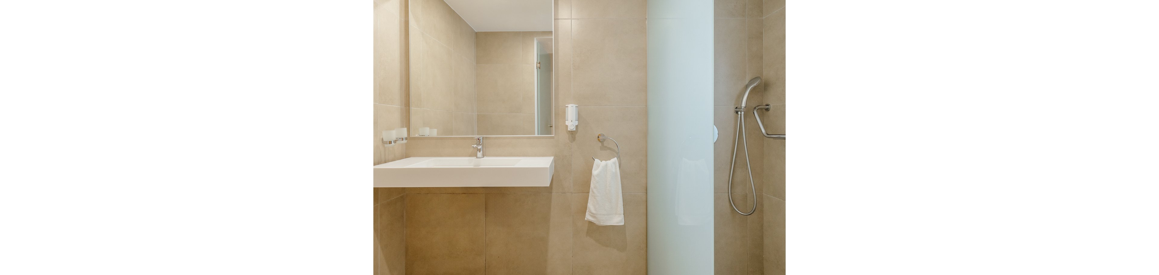 Tasia Maris Seasons Hotel