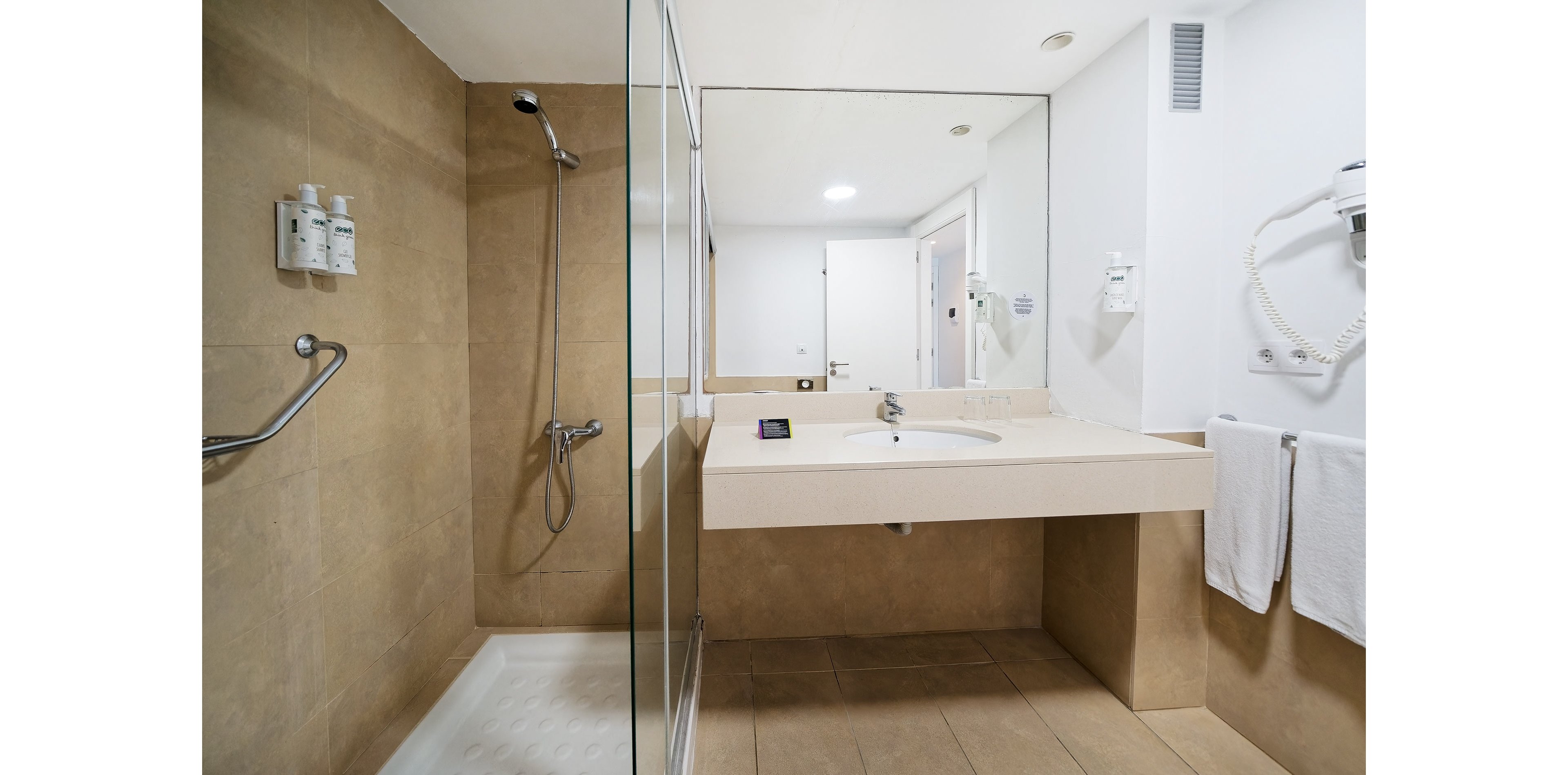 Hotel Akeah Broncemar