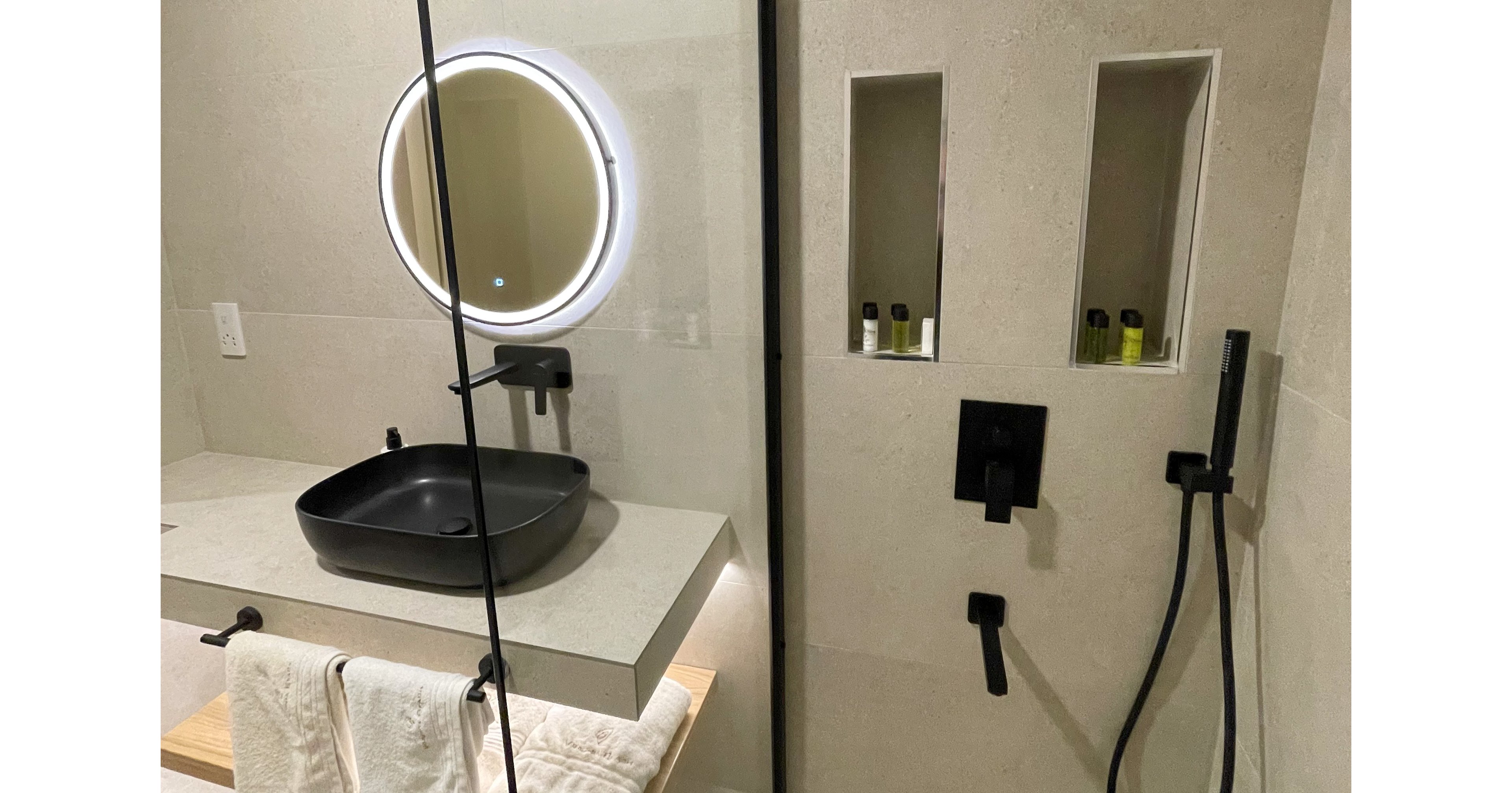 Vrachia Beach Hotel & Suites