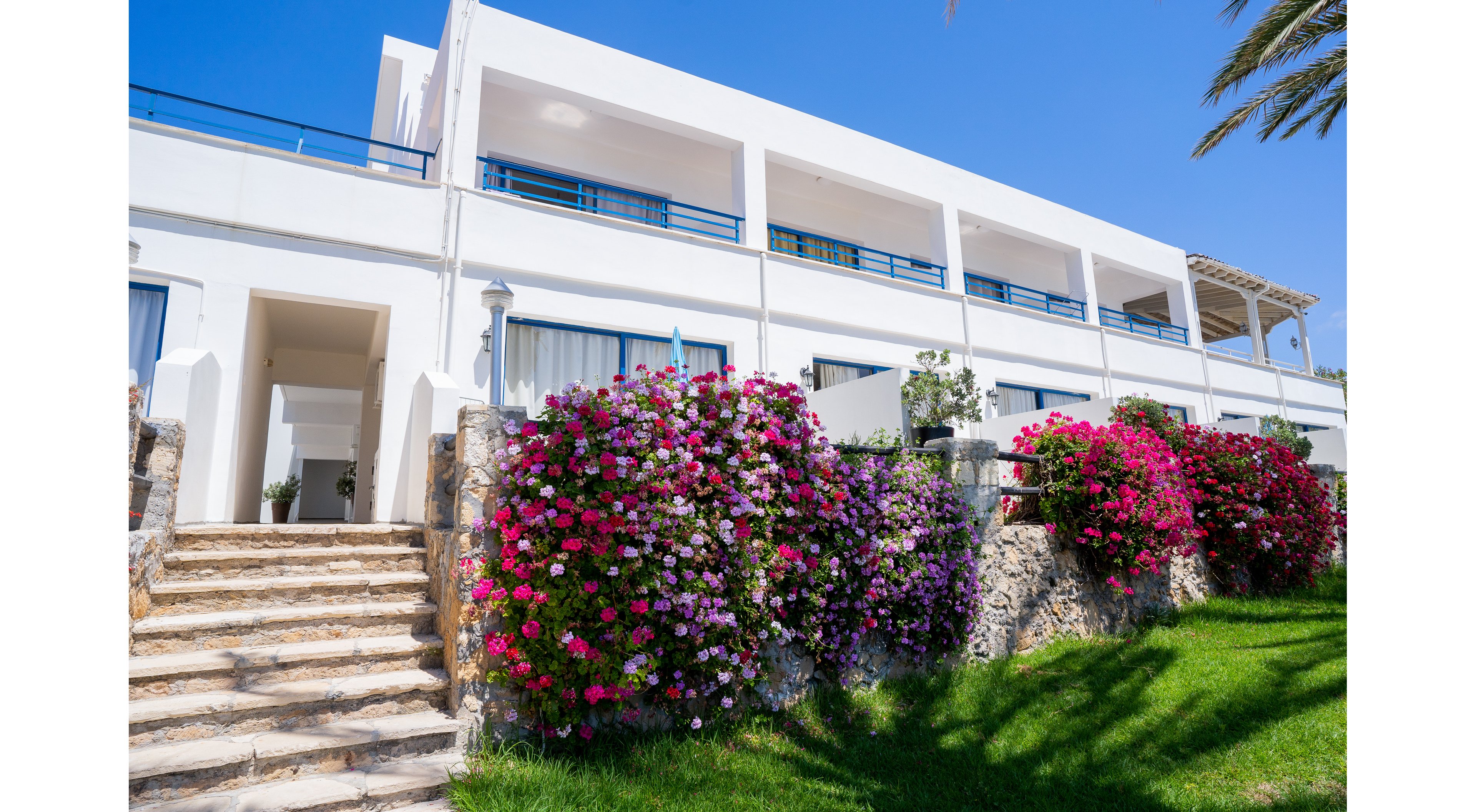 Vrachia Beach Hotel & Suites