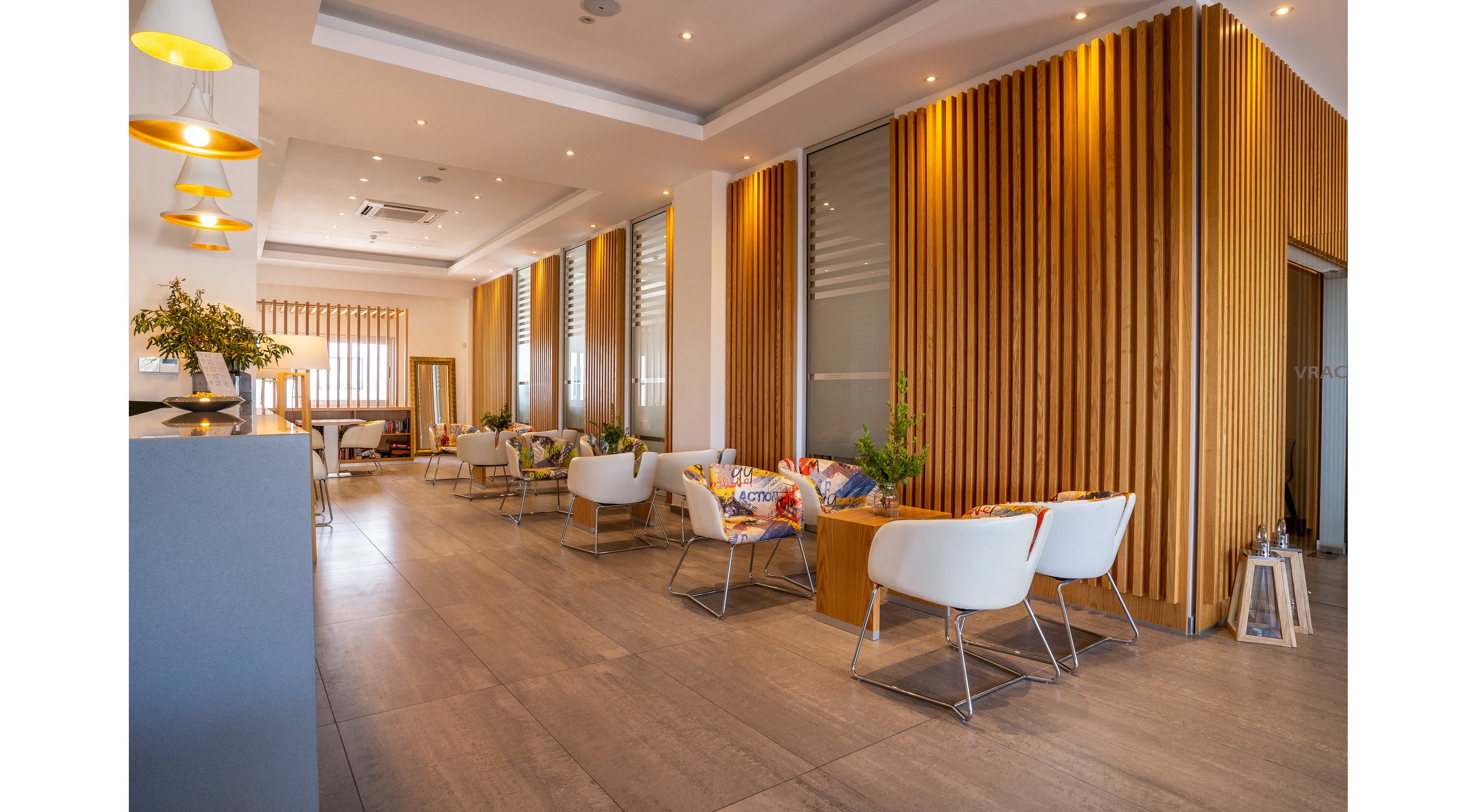 Vrachia Beach Hotel & Suites