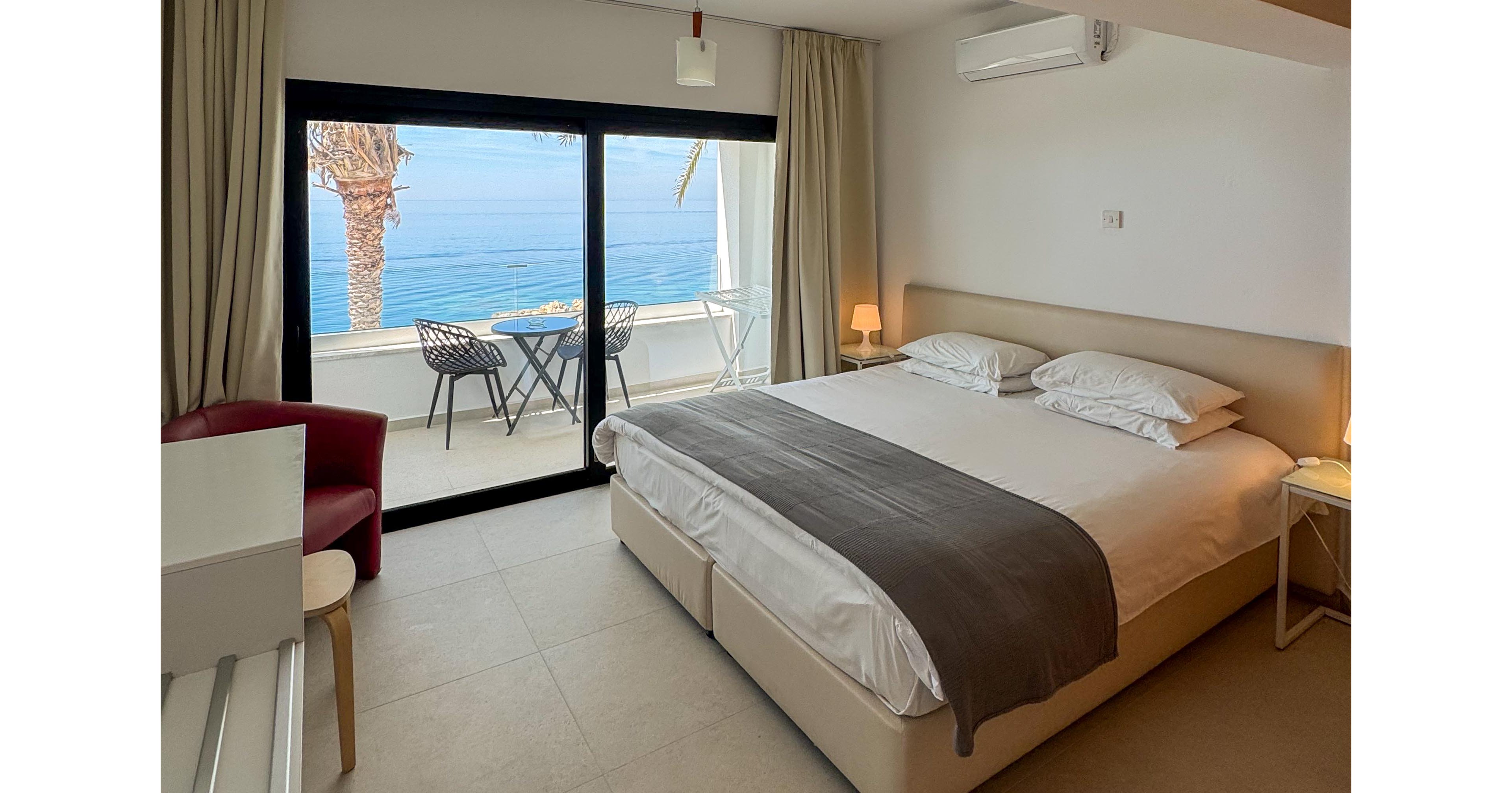 Vrachia Beach Hotel & Suites