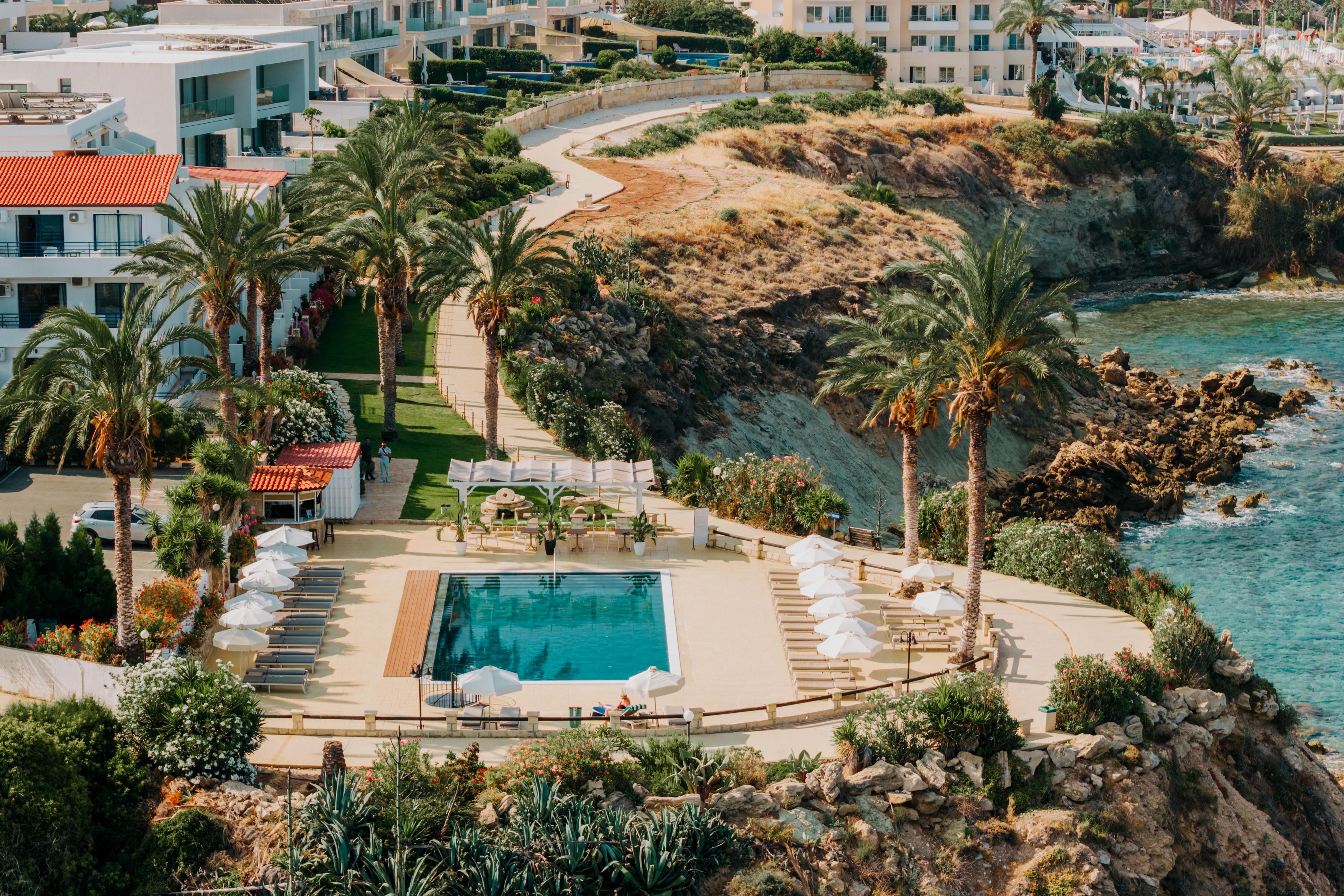 Vrachia Beach Hotel & Suites