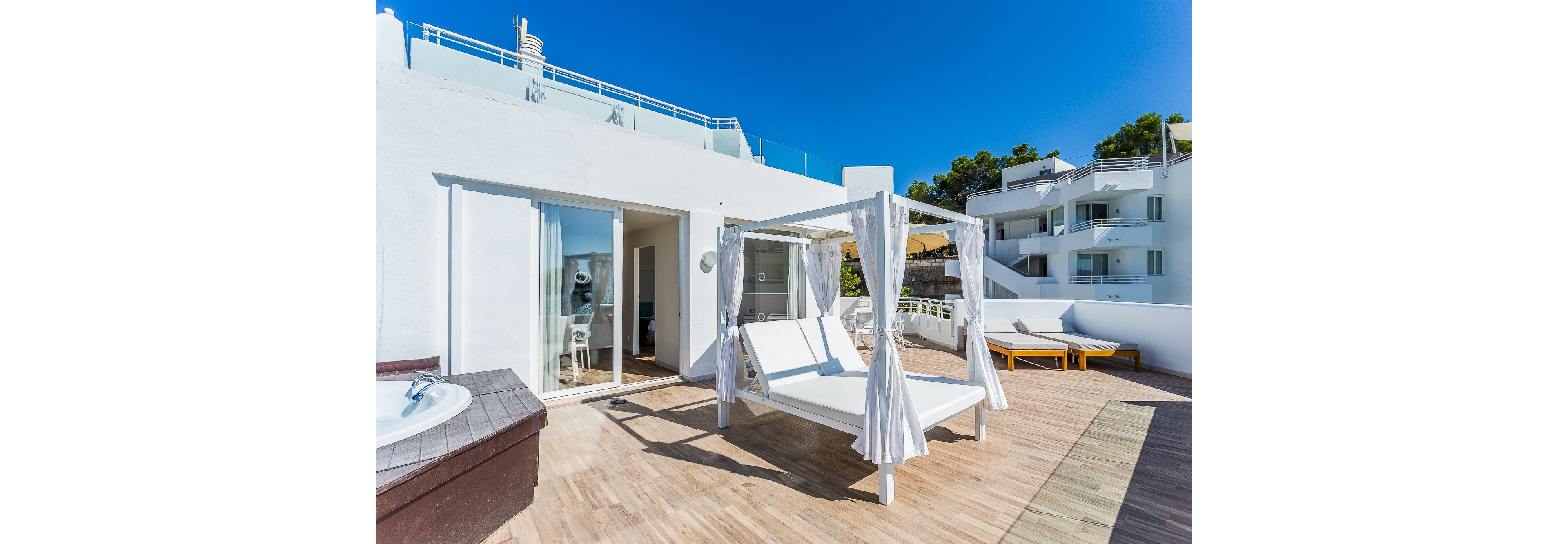 FERGUS Style Cala Blanca Suites