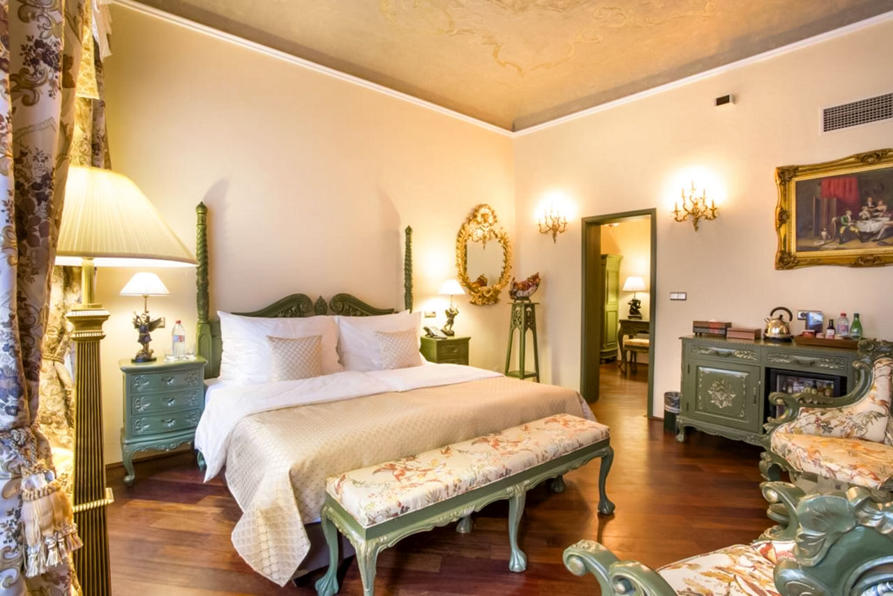 Iron Gate Hotel & Suites