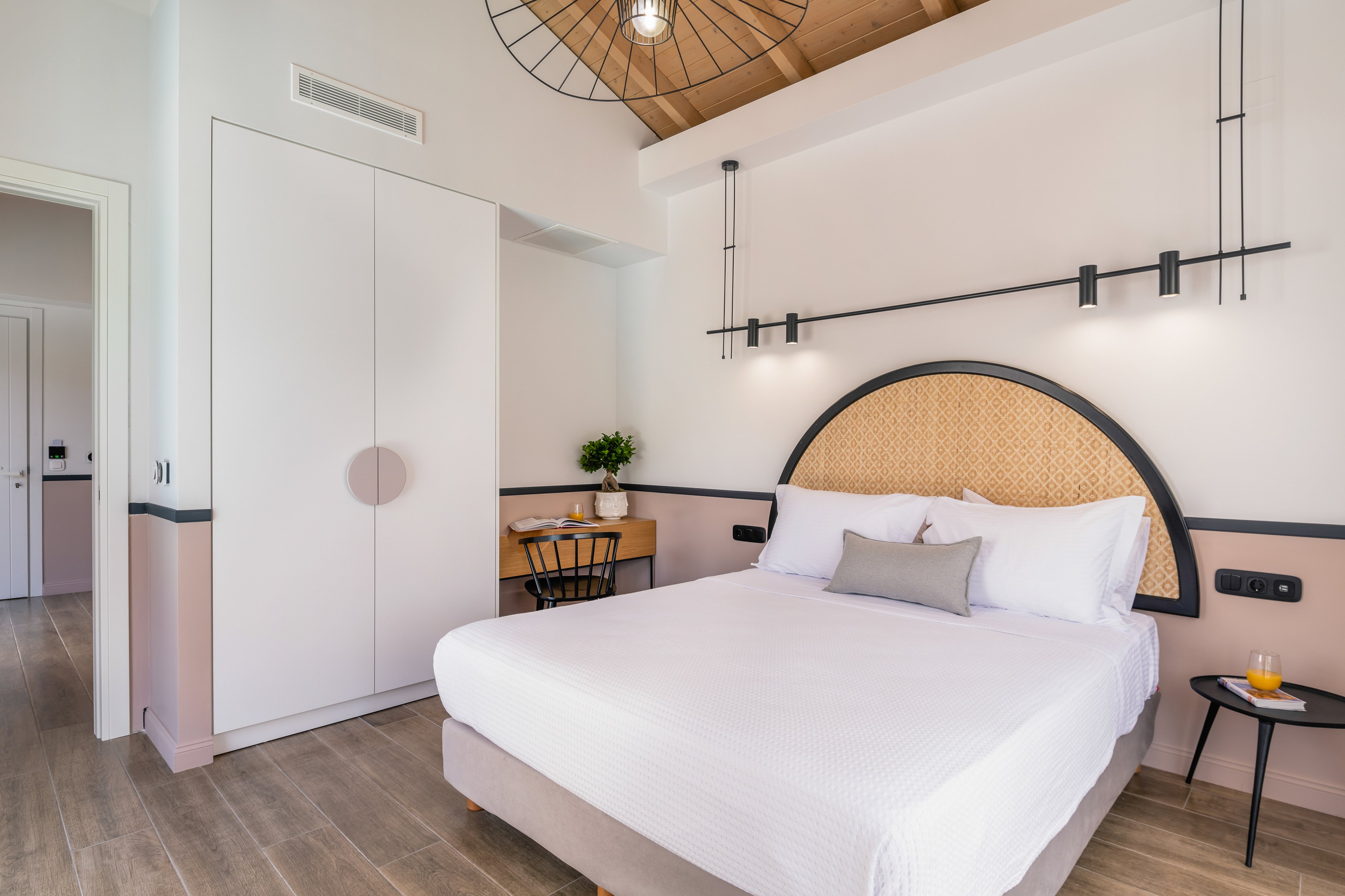 13 Keys Luxury Suites