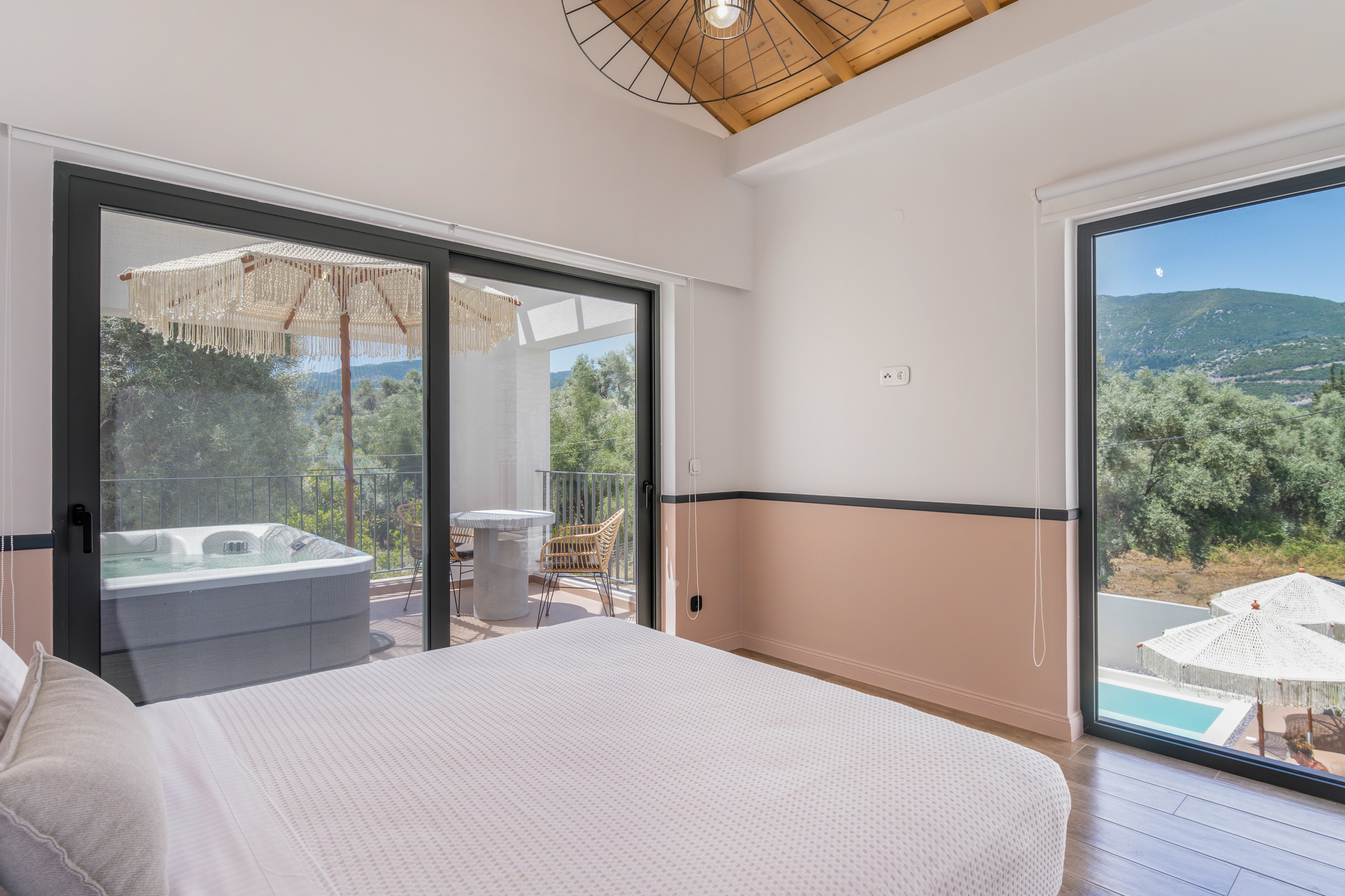 13 Keys Luxury Suites