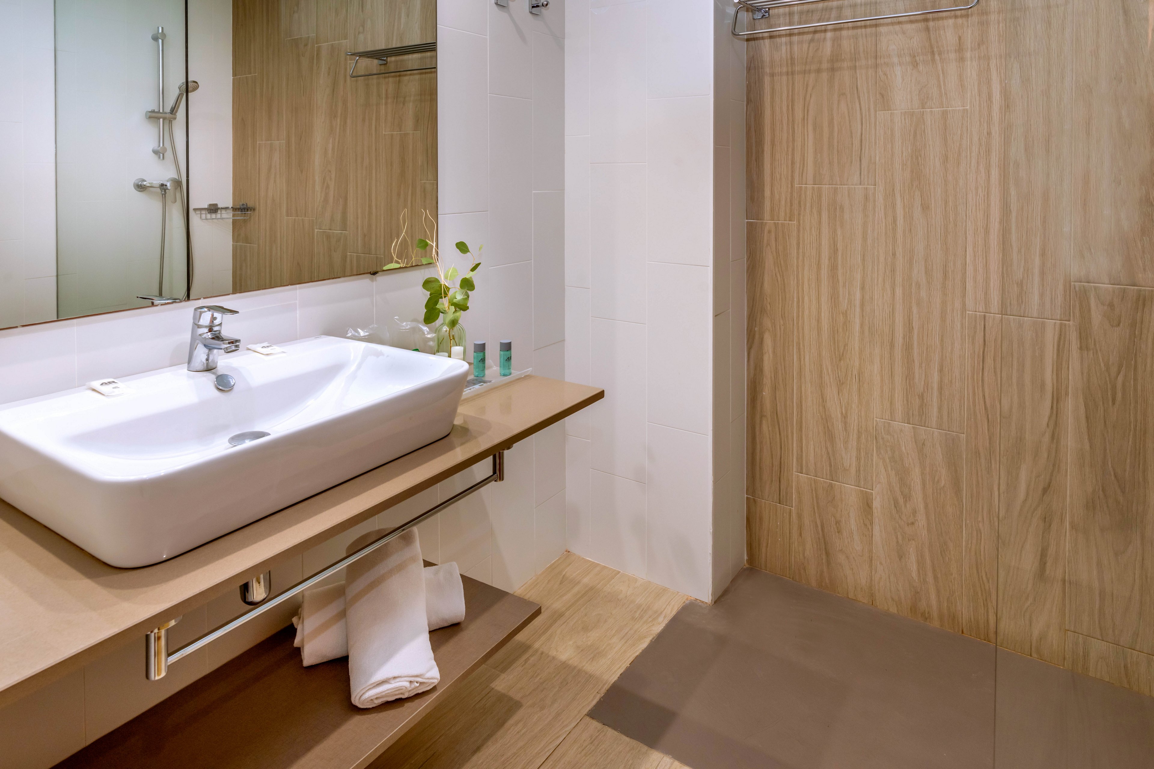 4R Regina Gran & PortAventura Theme Park