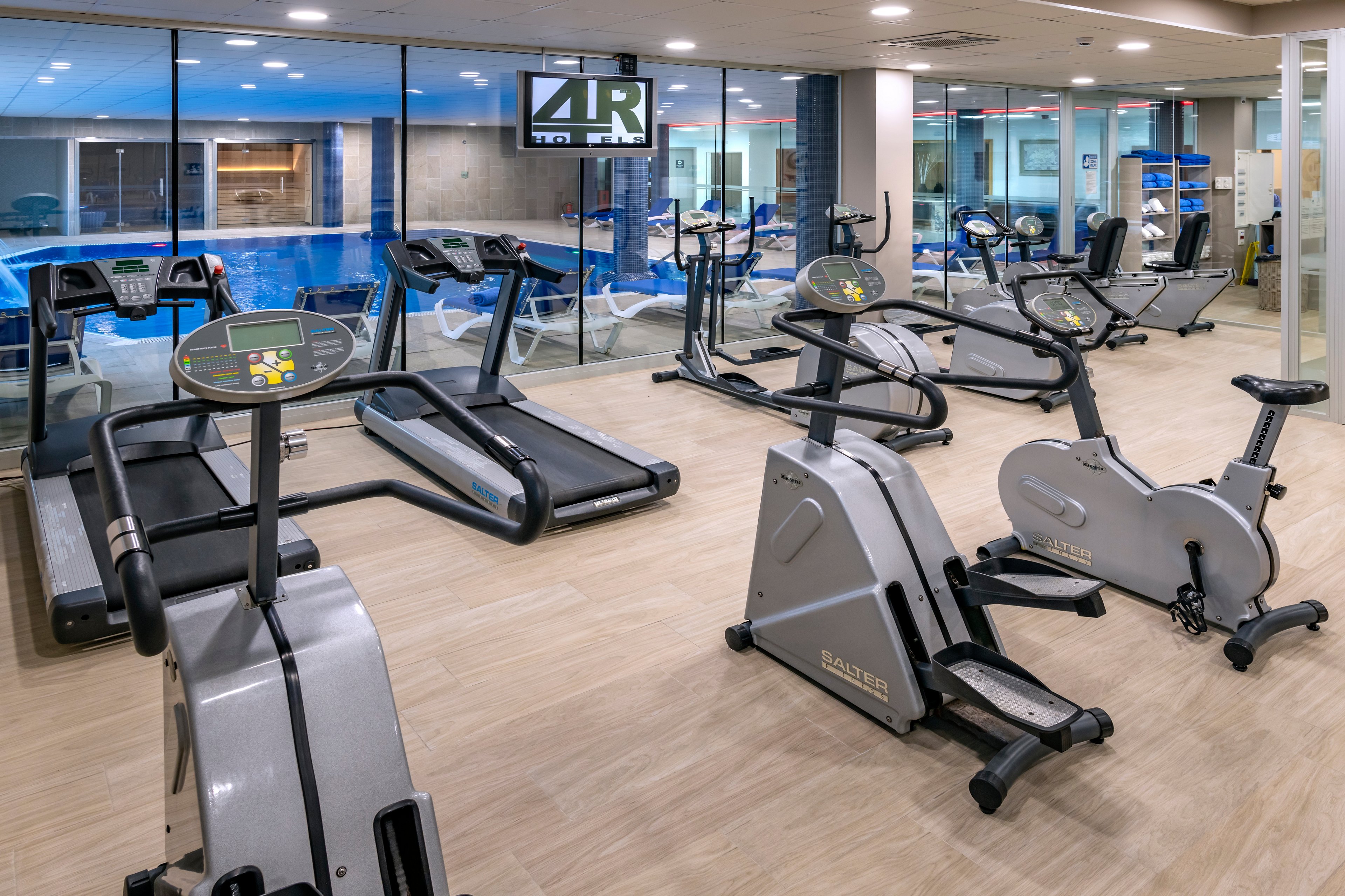 4R Regina Gran & PortAventura Theme Park