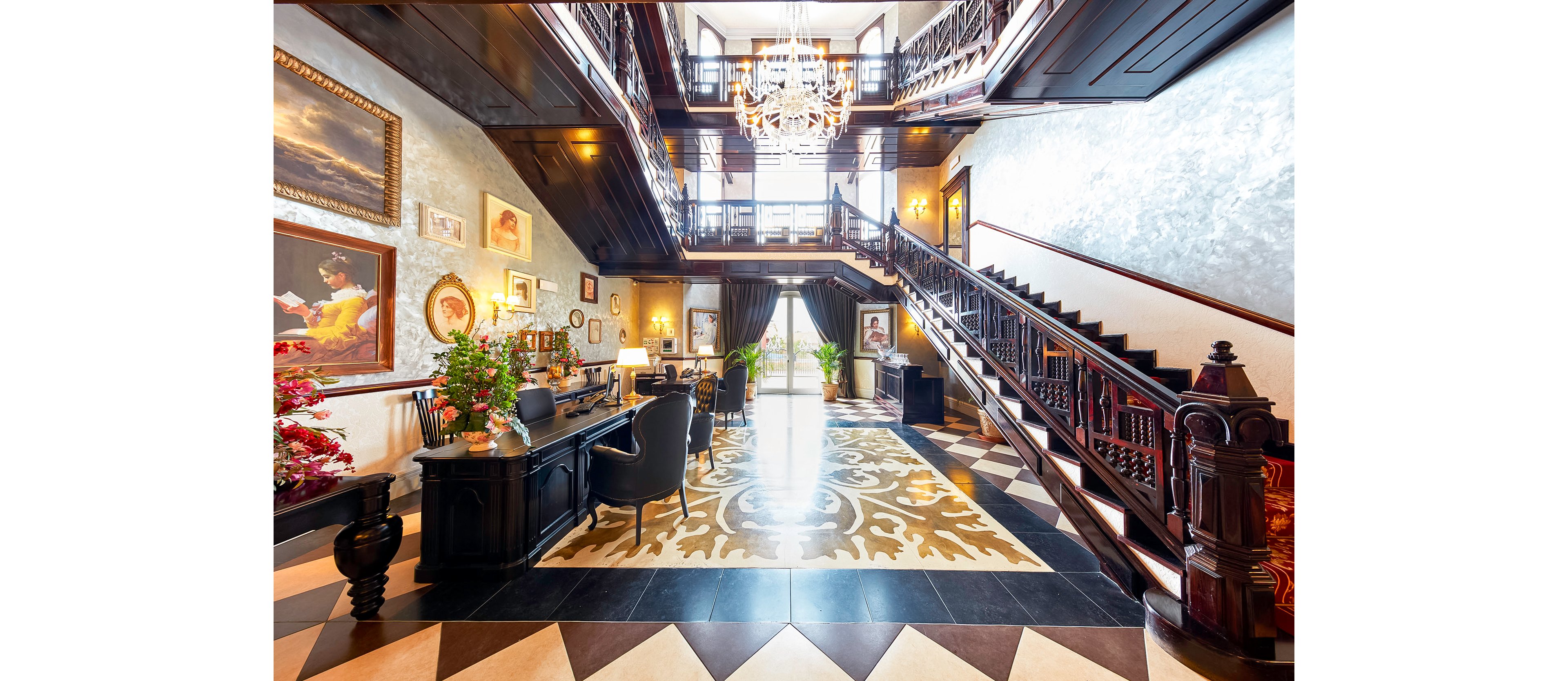 Mansion De Lucy & PortAventura Theme Park