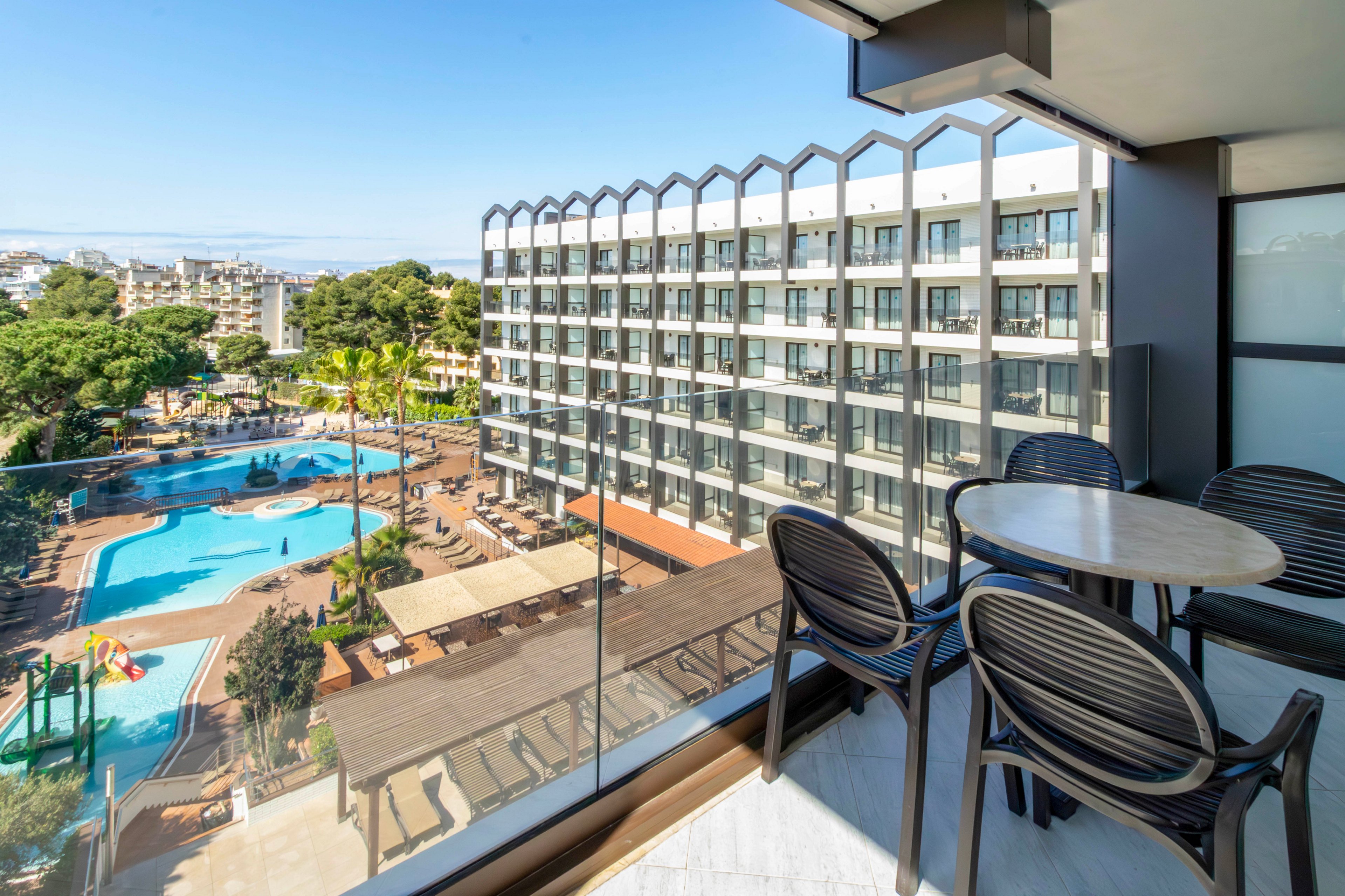 Golden Avenida Family Suites