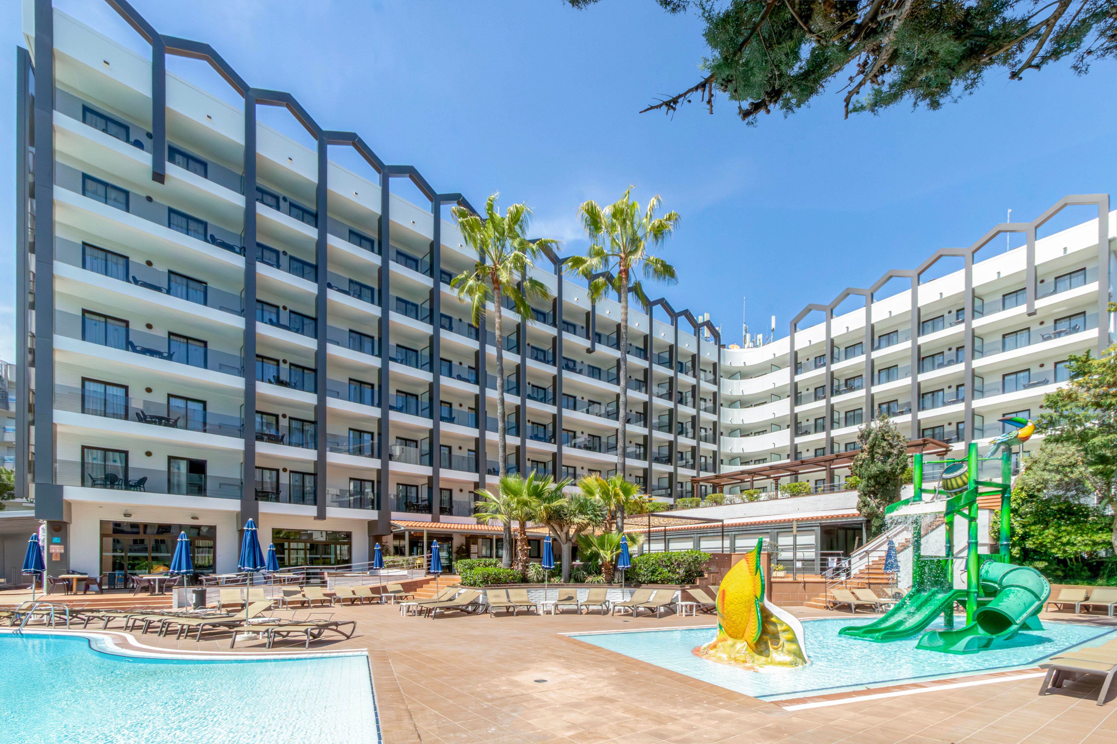 Golden Avenida Family Suites