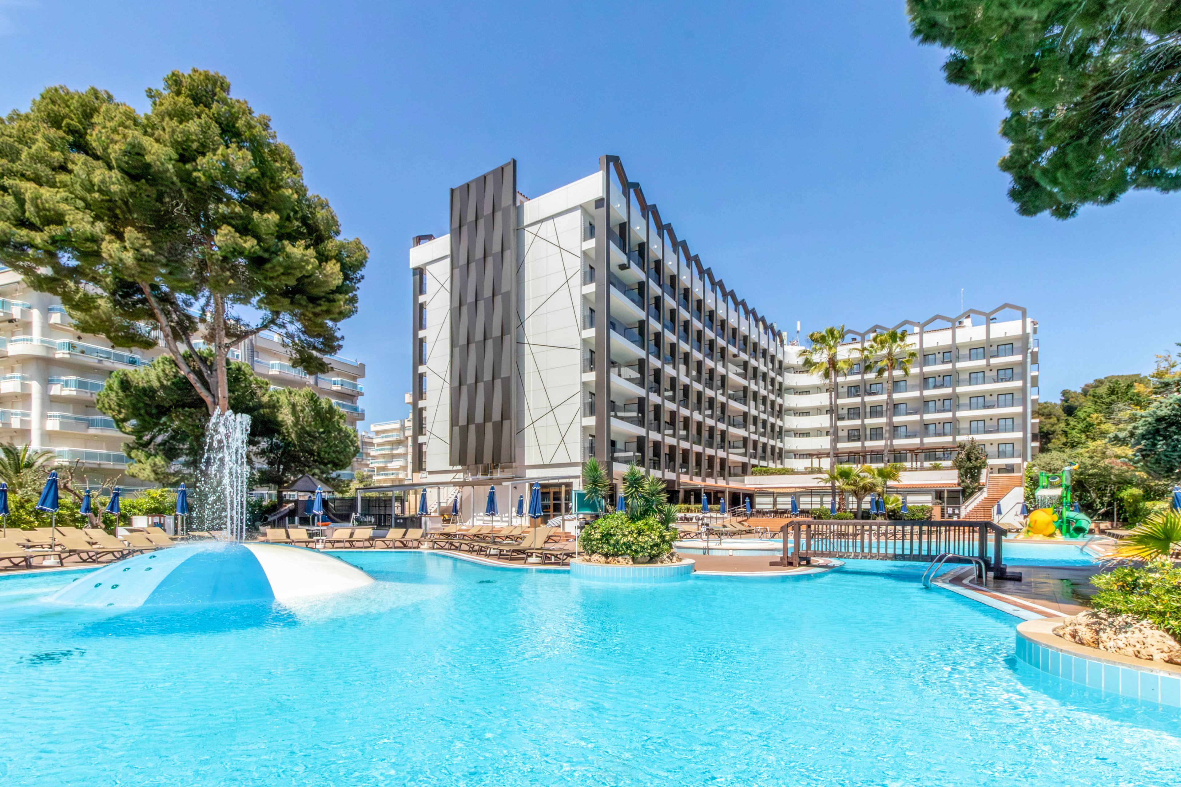 Golden Avenida Family Suites