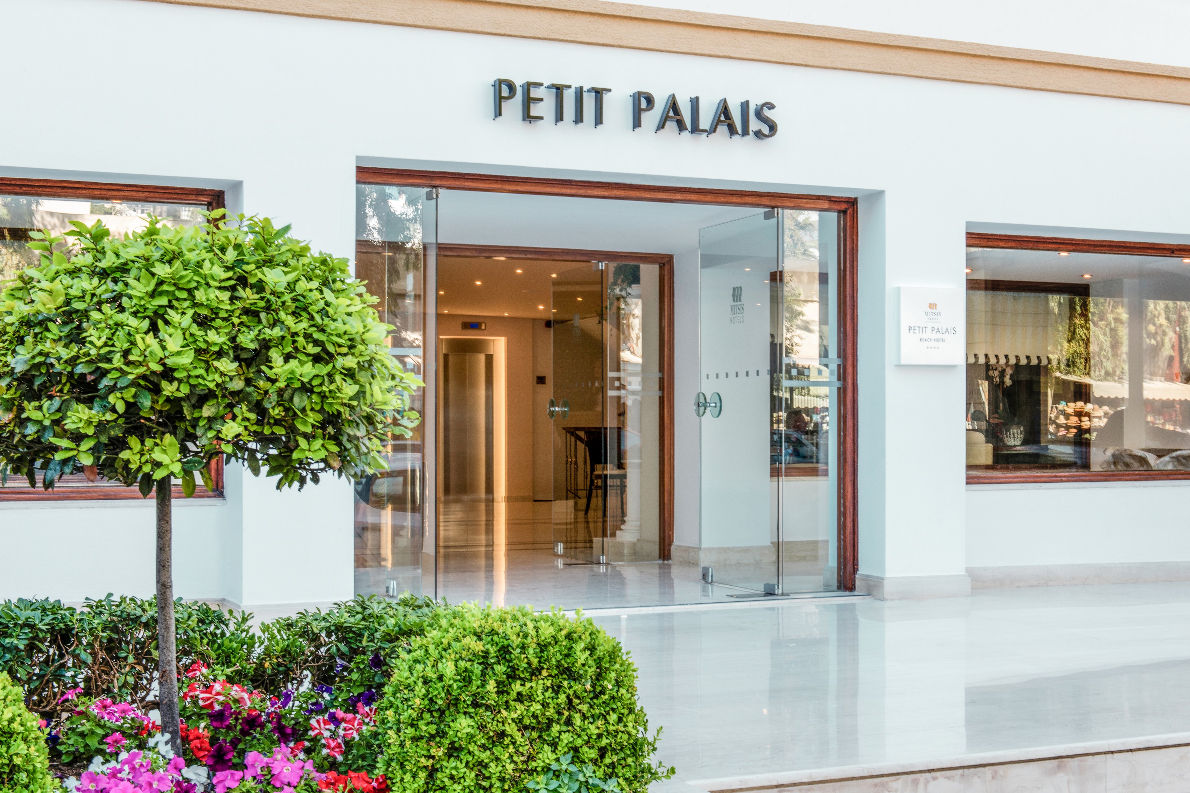 Canvas by Mitsis Petit Palais