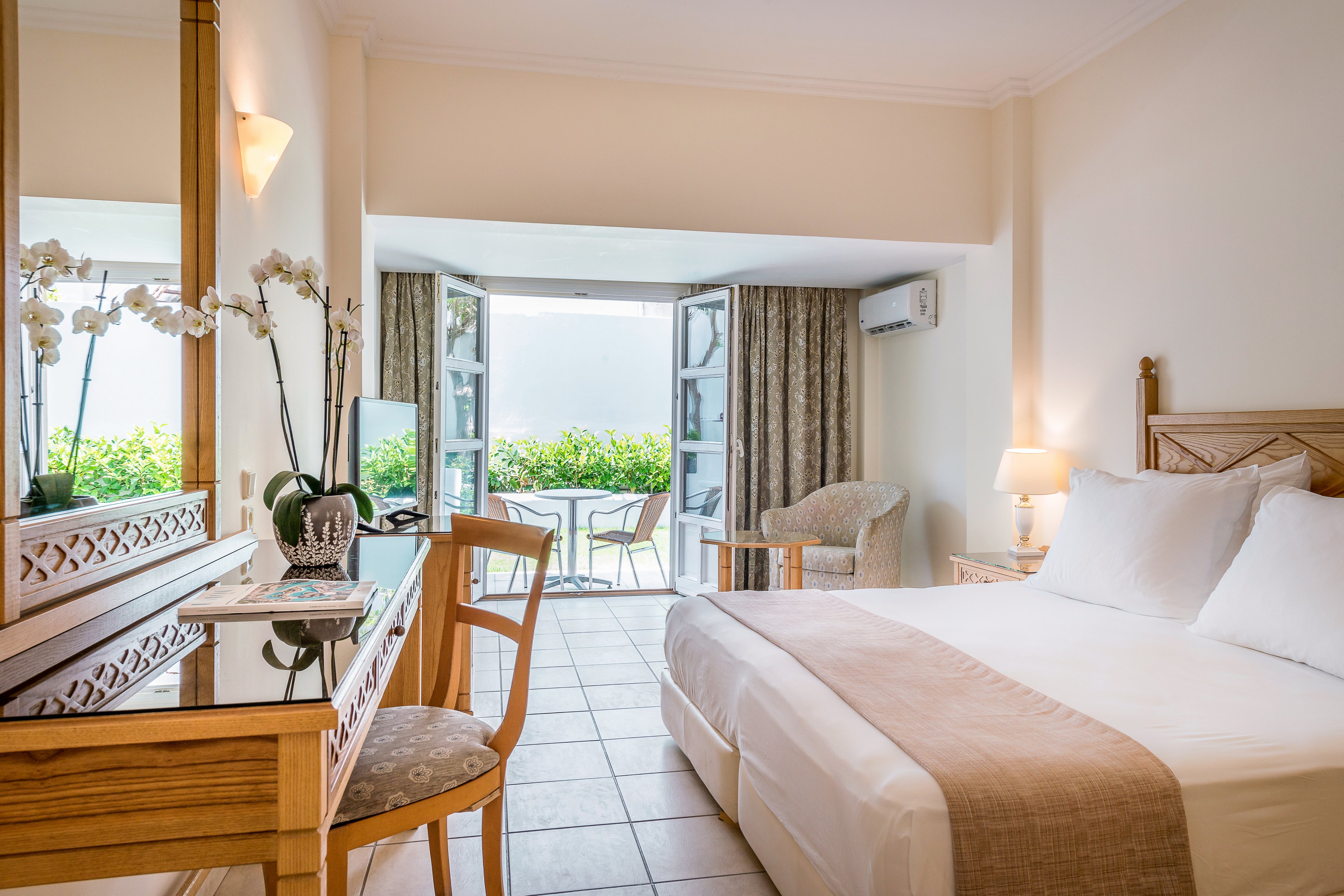 Canvas by Mitsis Petit Palais