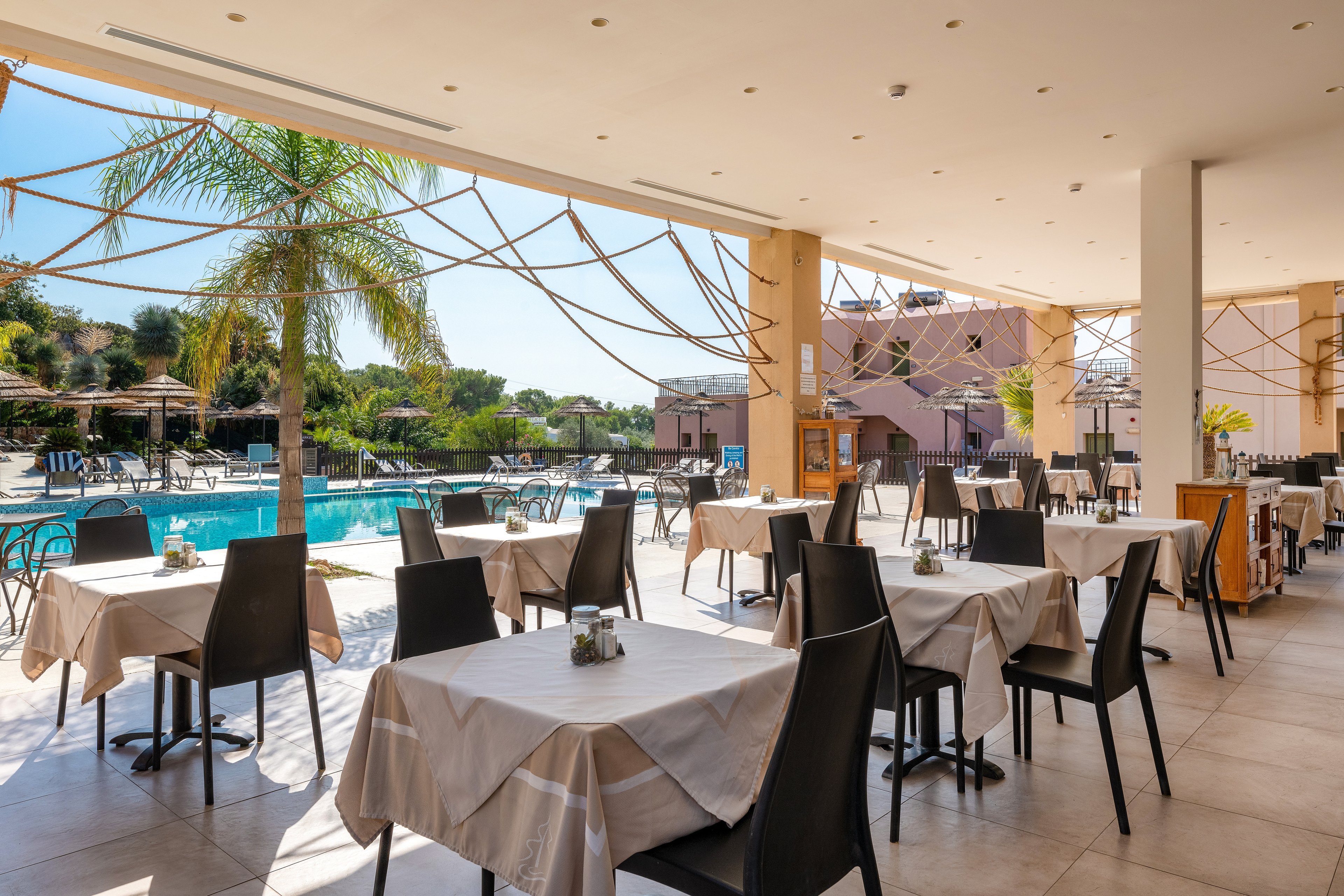 Finas Hotel & Apartments