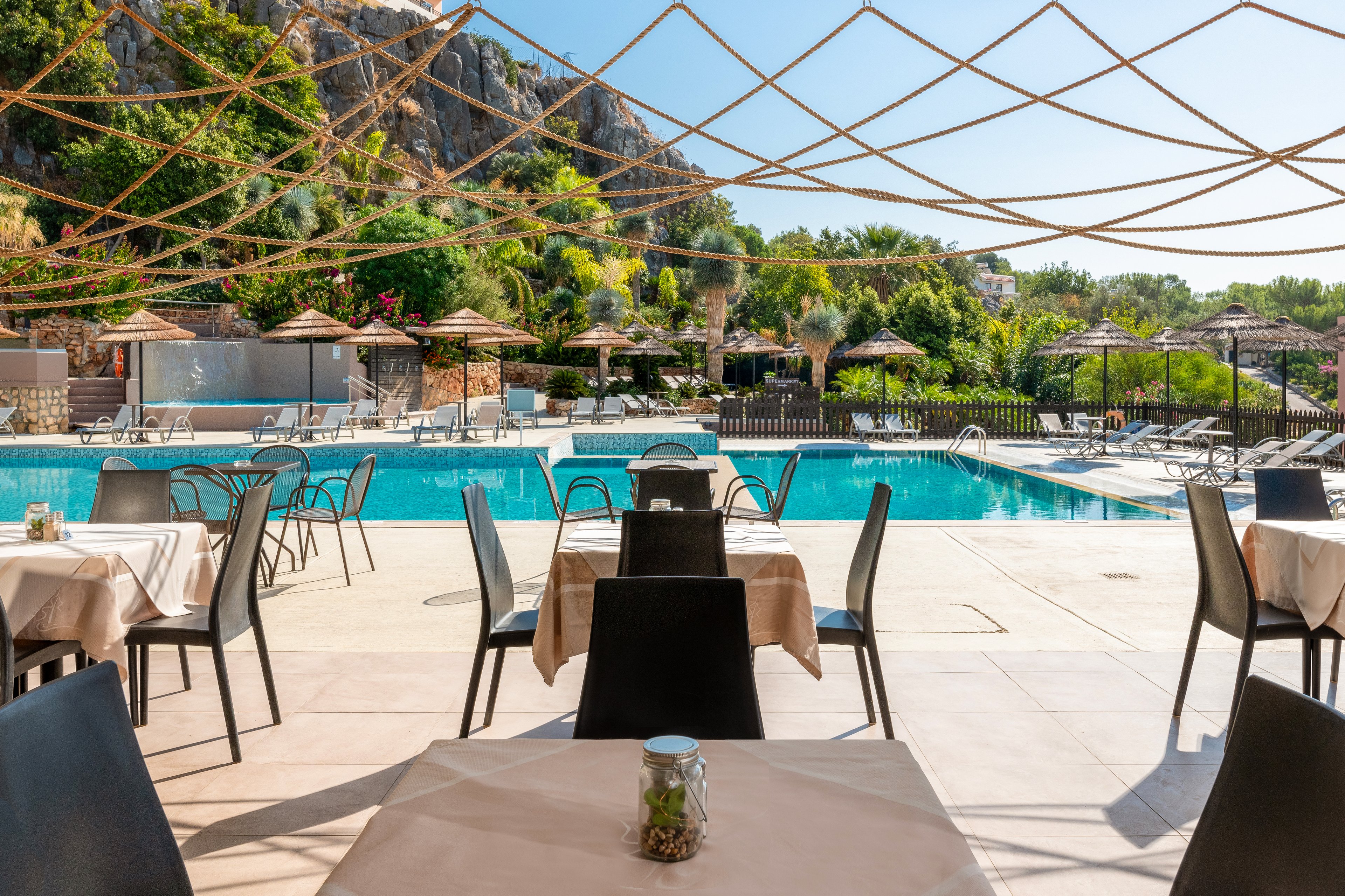 Finas Hotel & Apartments