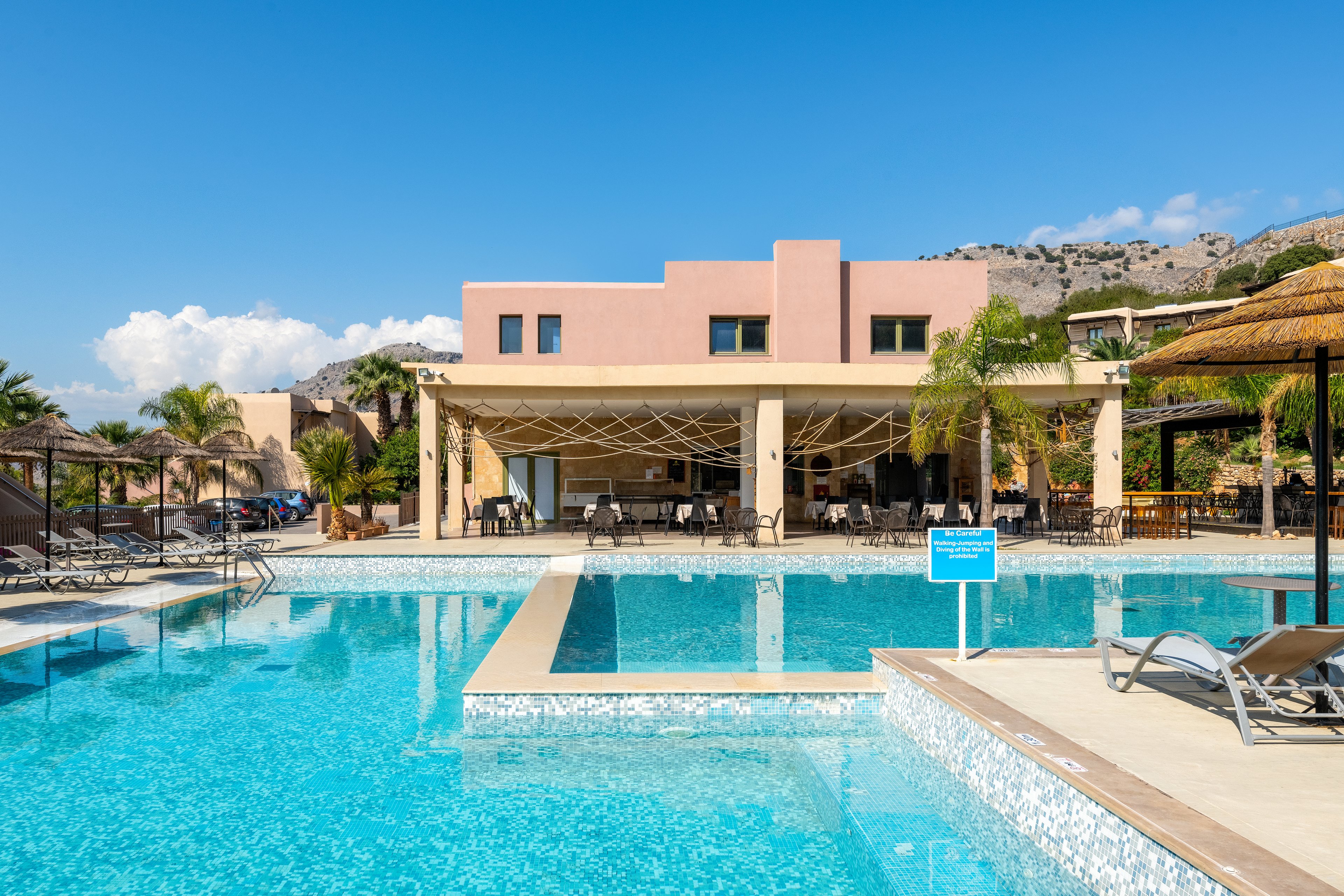 Finas Hotel & Apartments