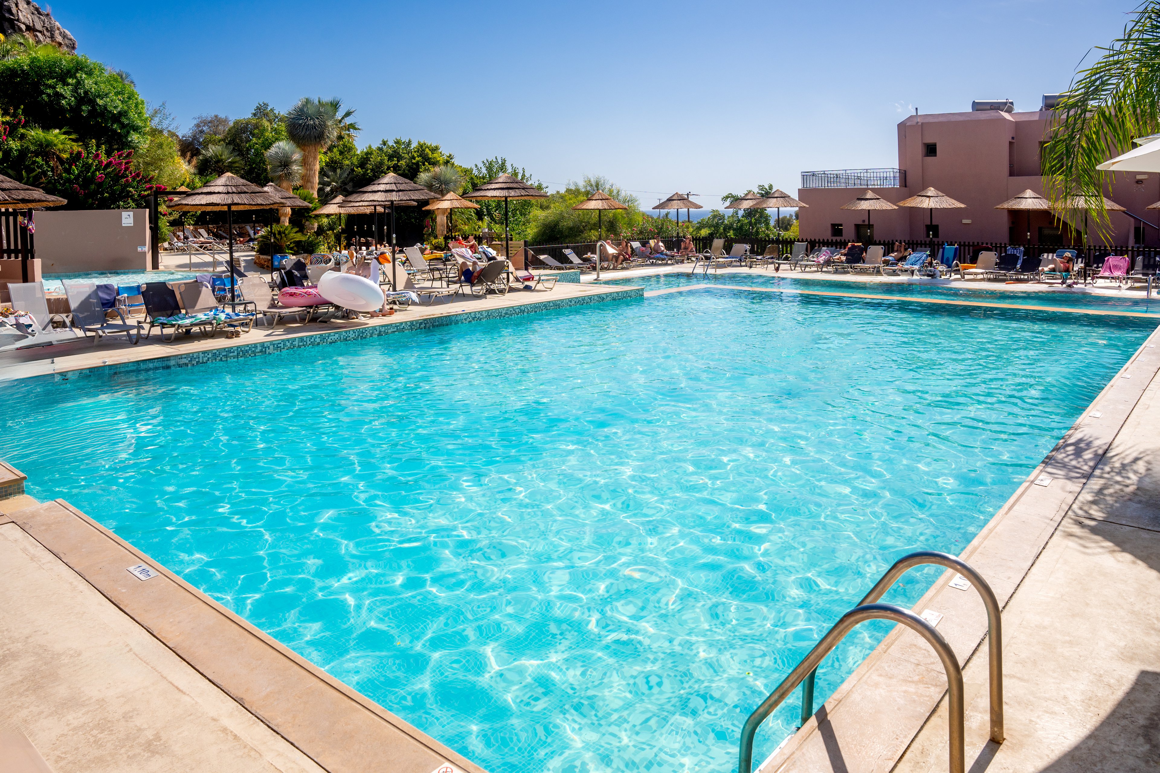 Finas Hotel & Apartments