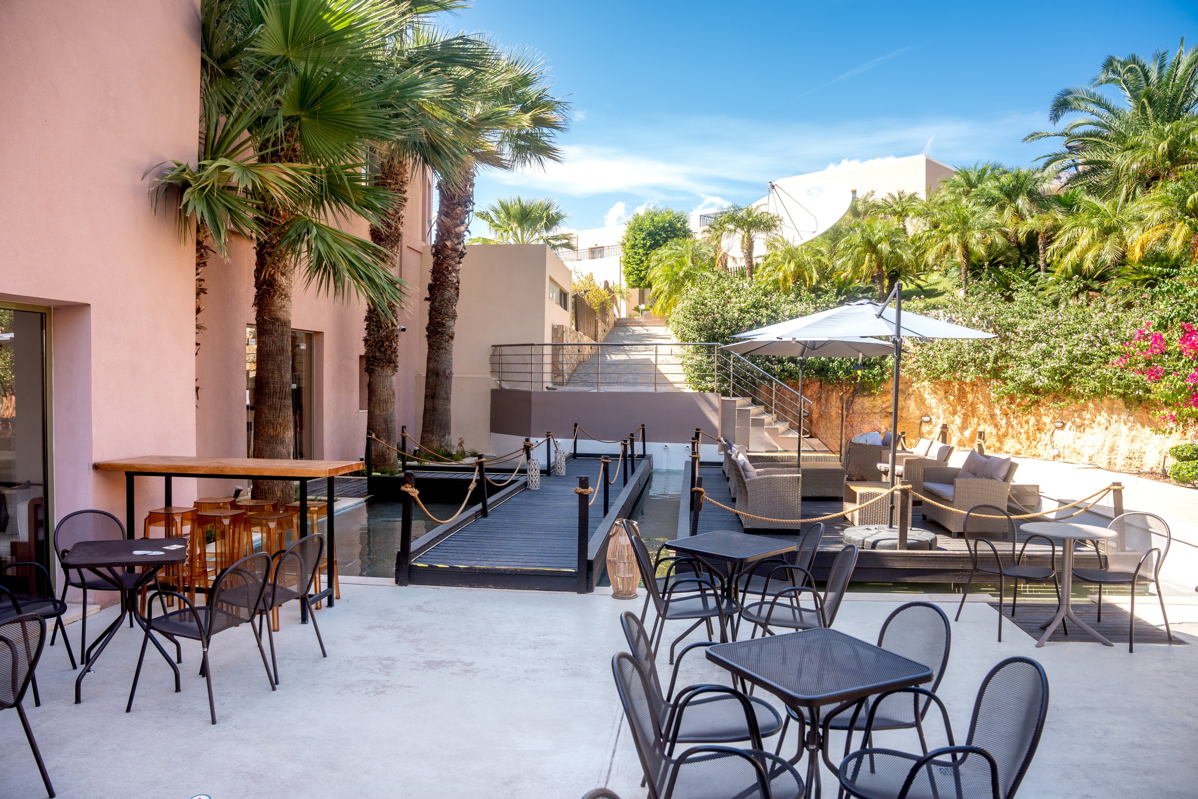 Finas Hotel & Apartments