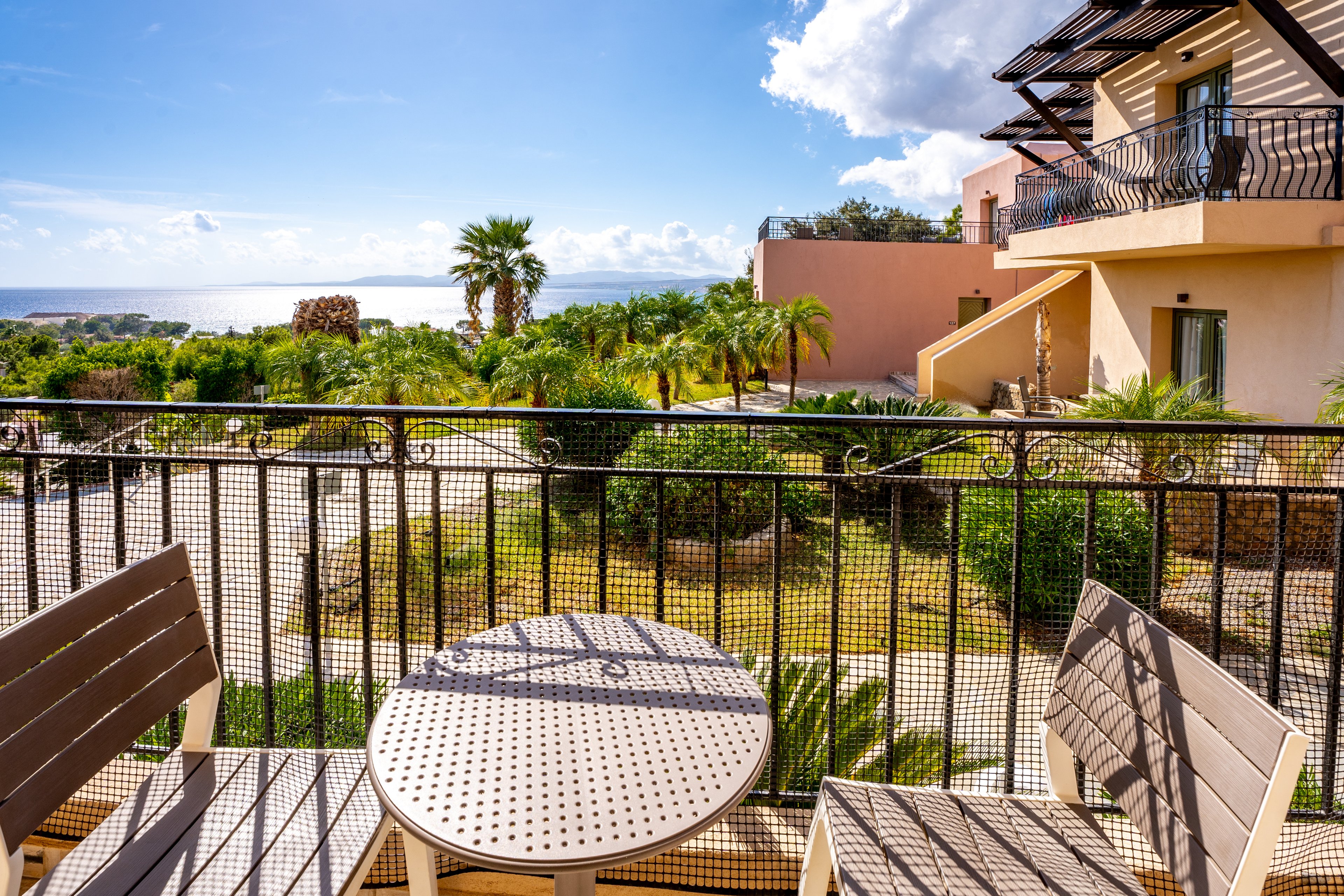 Finas Hotel & Apartments