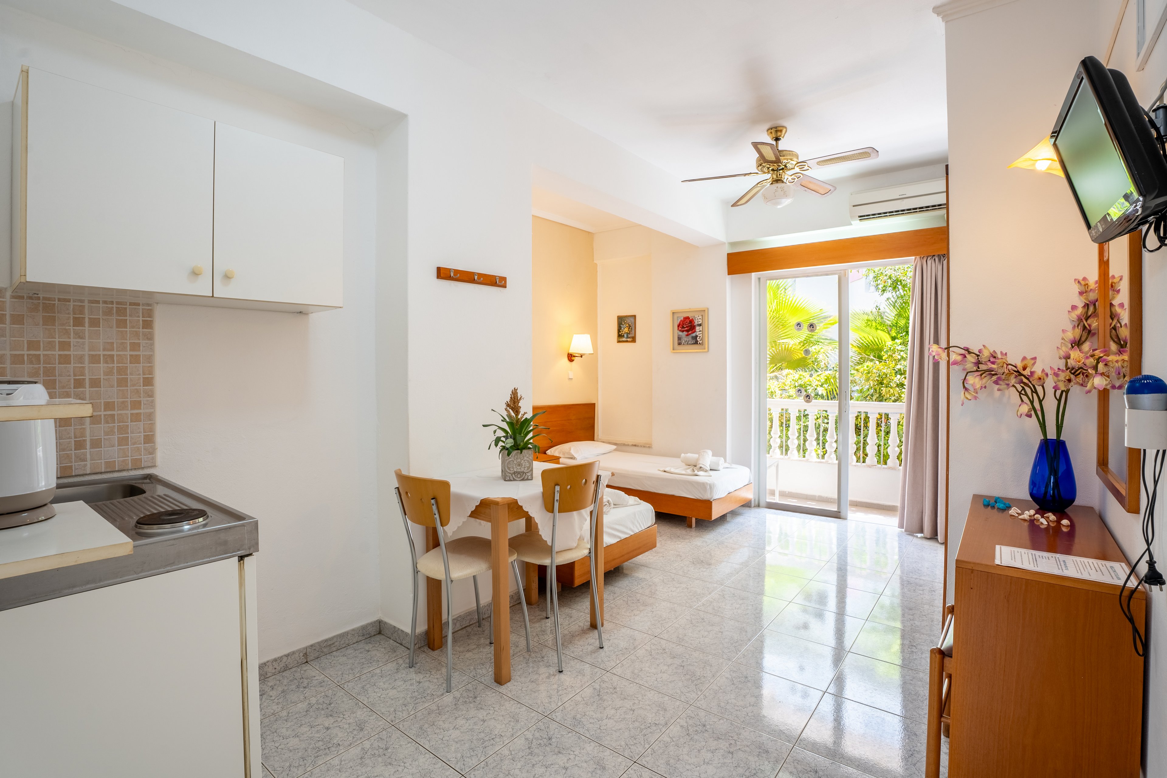 Elarin Studios and Apartments