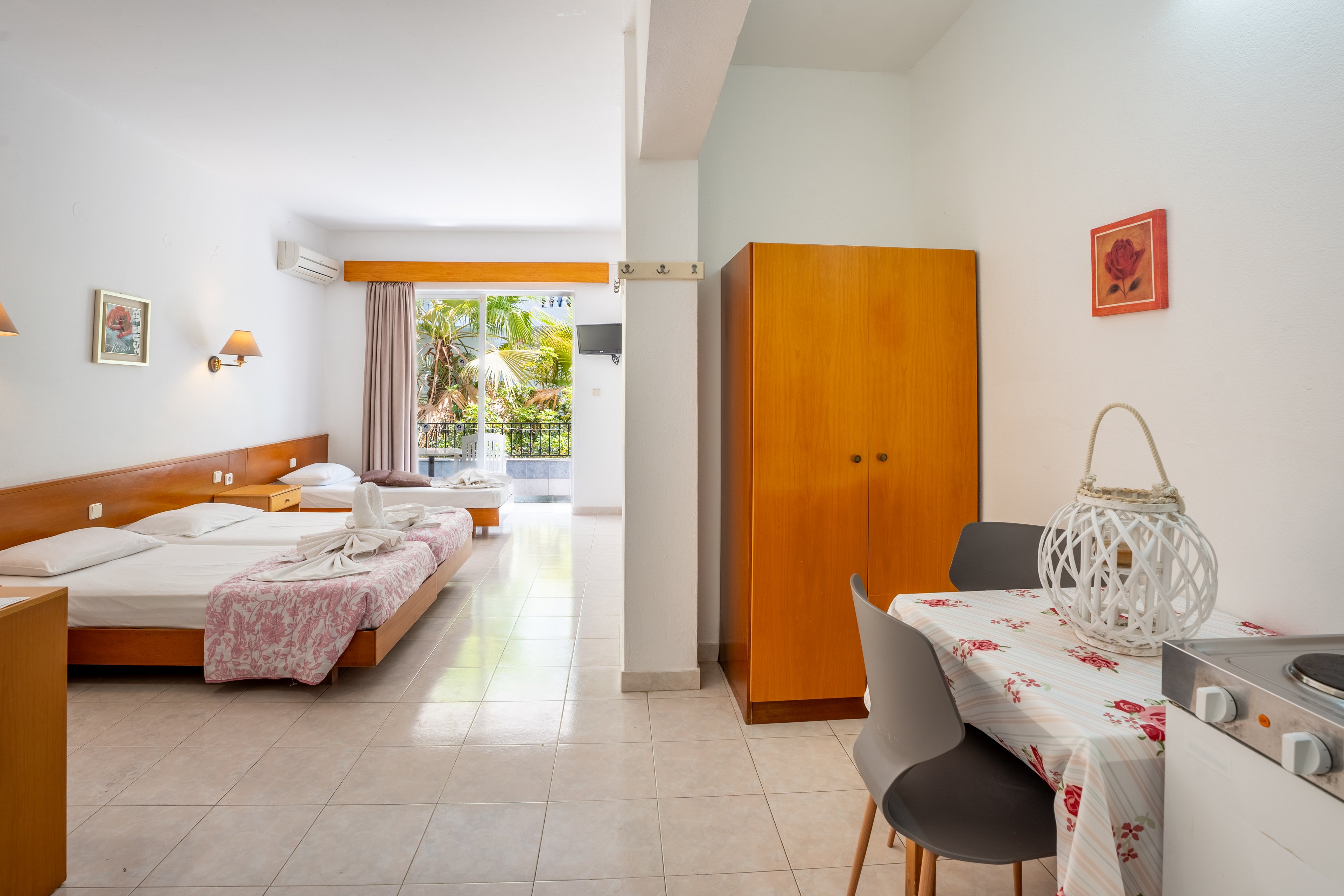 Elarin Studios and Apartments