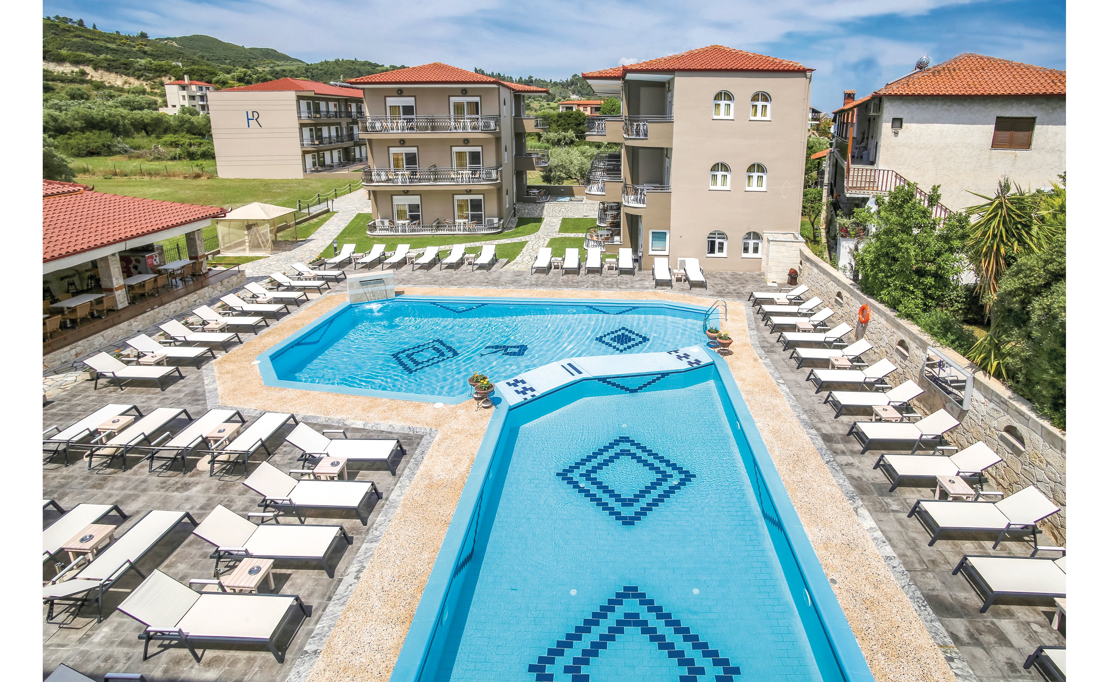 Royal Hotel & Suites