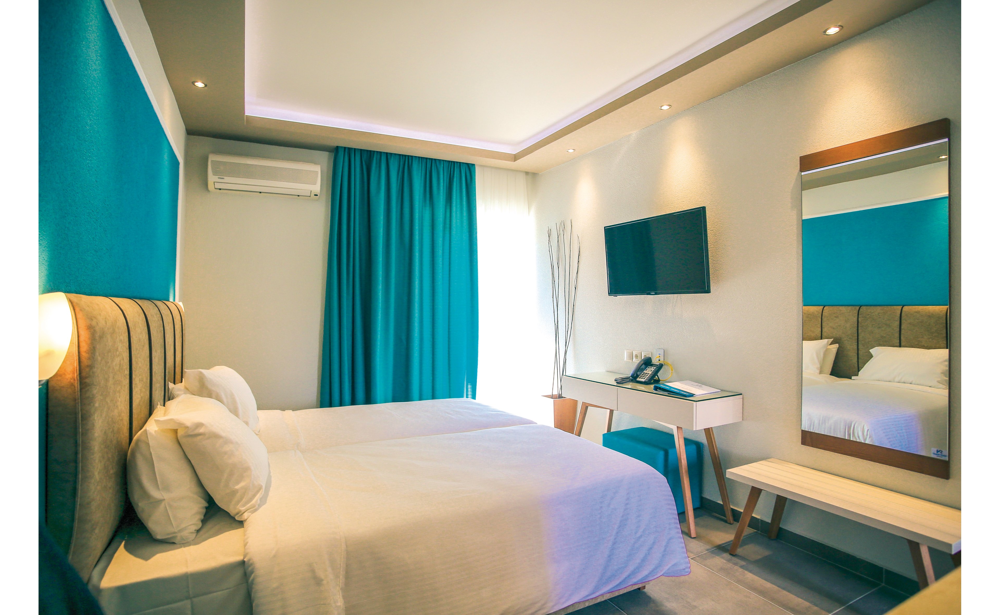 Royal Hotel & Suites