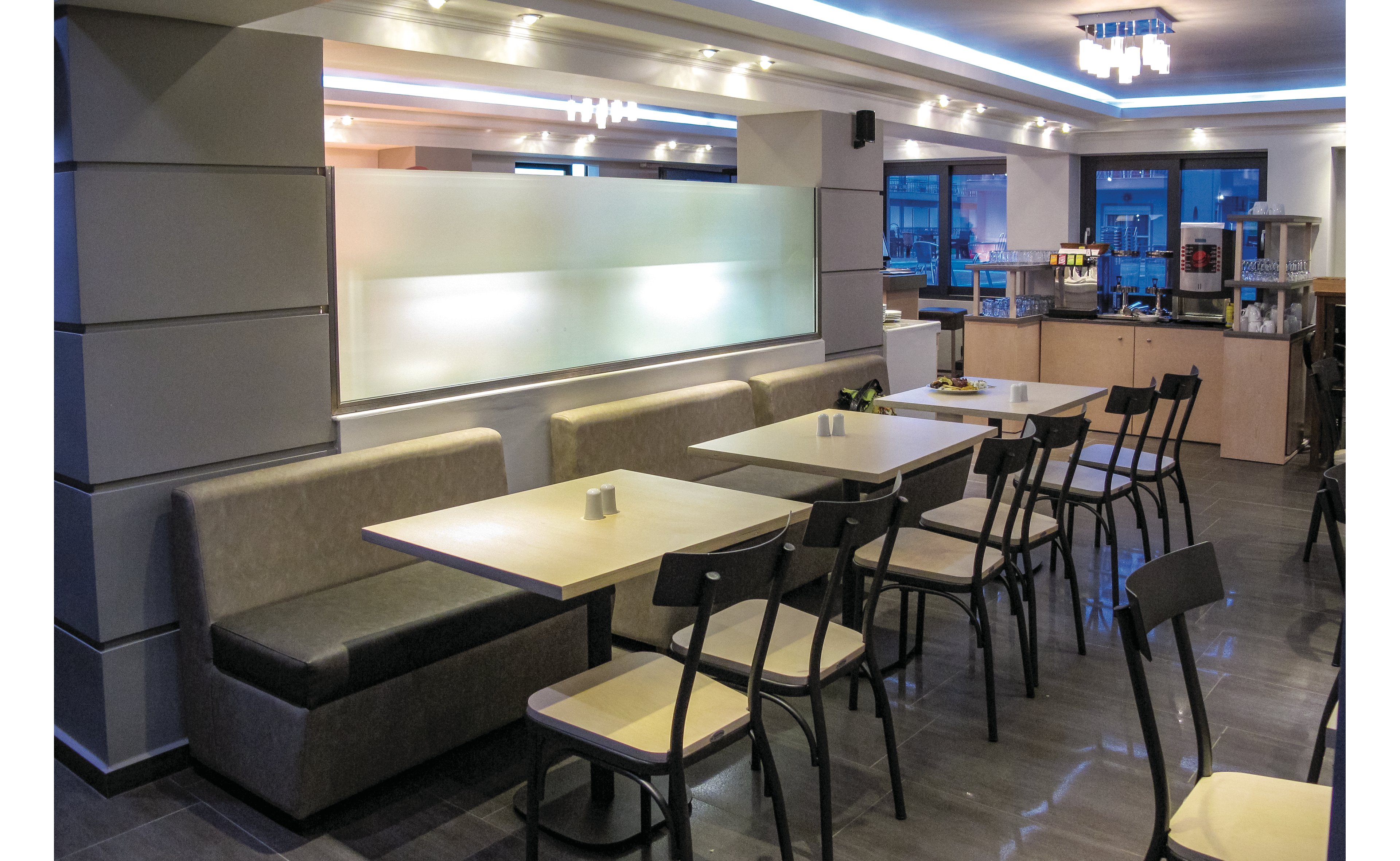 Royal Hotel & Suites