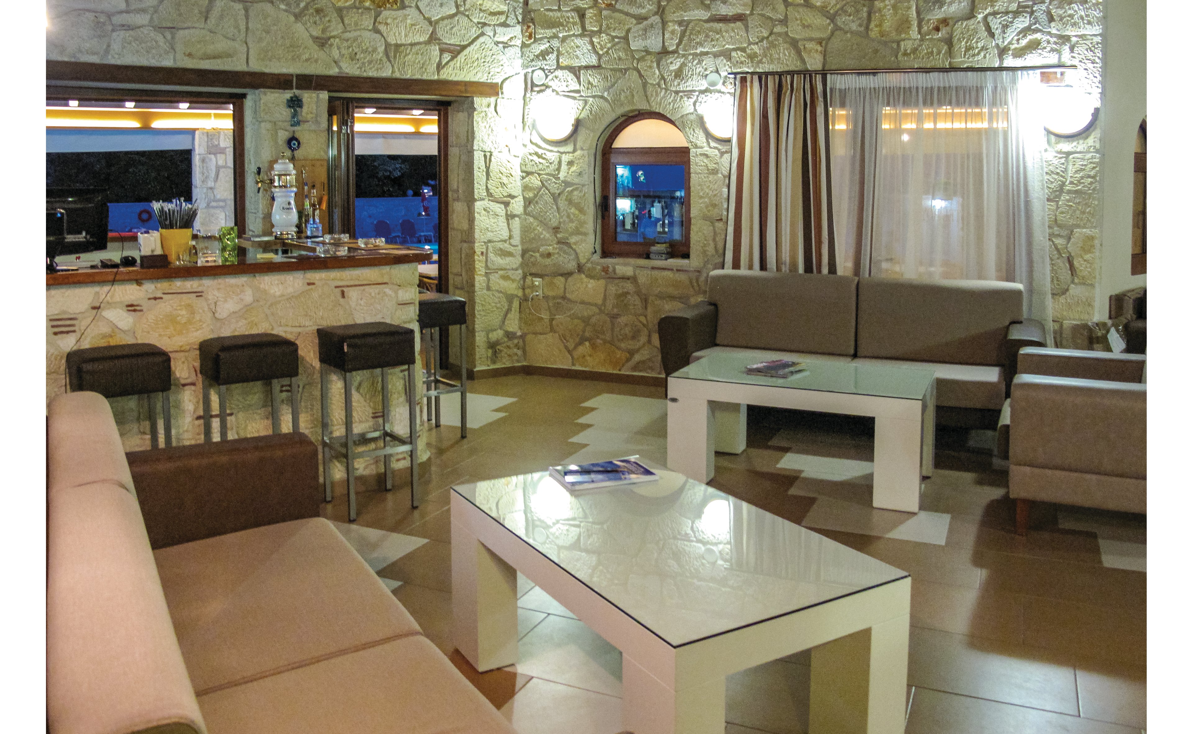 Royal Hotel & Suites