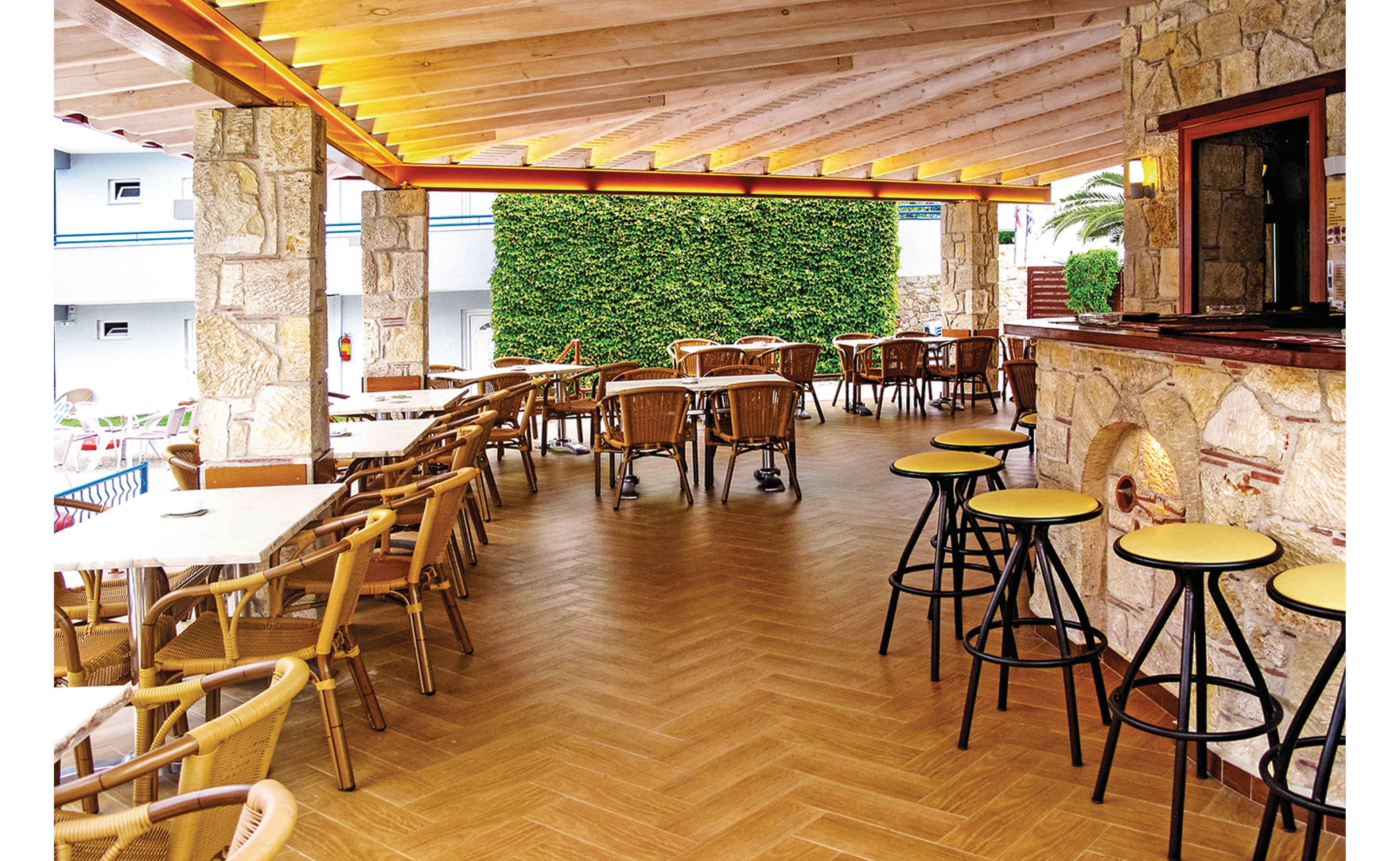 Royal Hotel & Suites